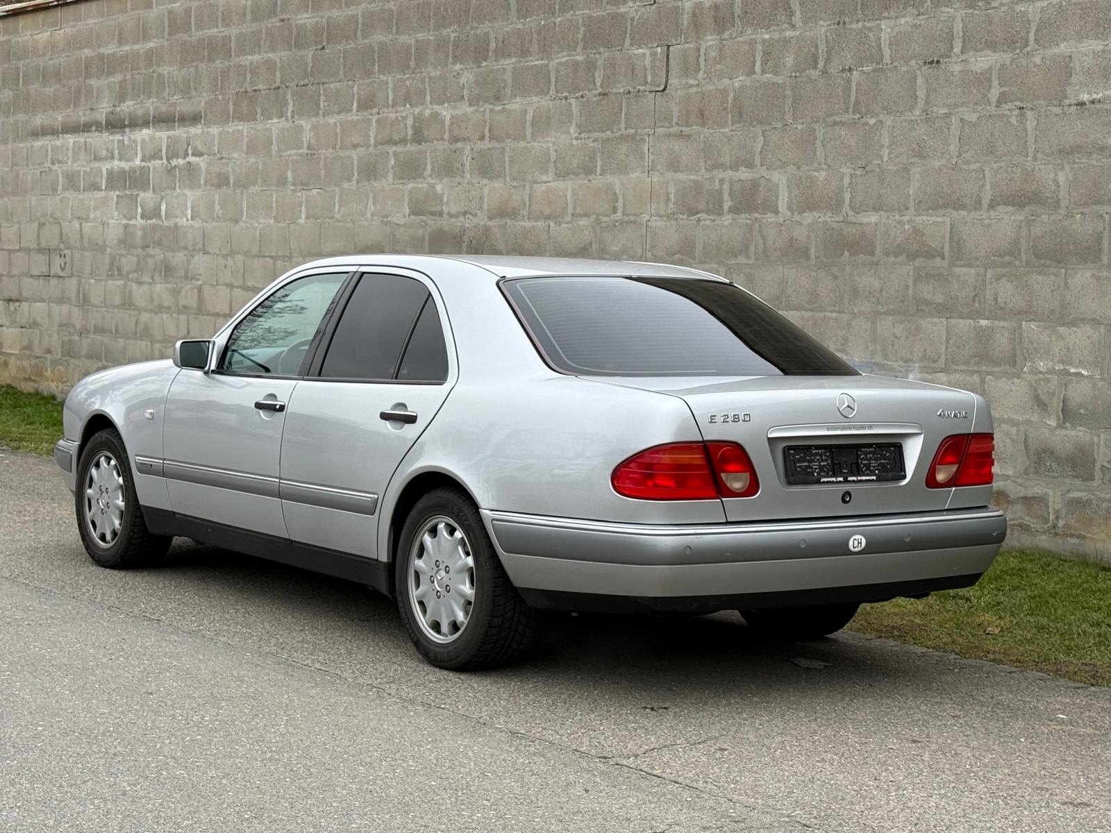 MERCEDES-BENZ E 280 Avantgarde 4-Matic Automatic-image-2