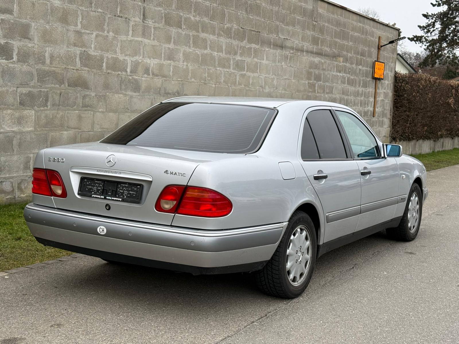 MERCEDES-BENZ E 280 Avantgarde 4-Matic Automatic-image-4