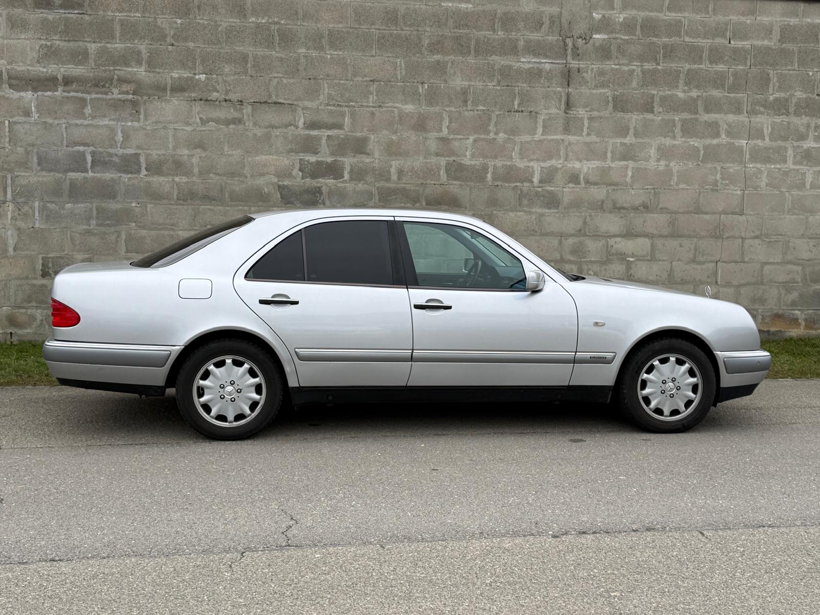 MERCEDES-BENZ E 280 Avantgarde 4-Matic Automatic-image-5