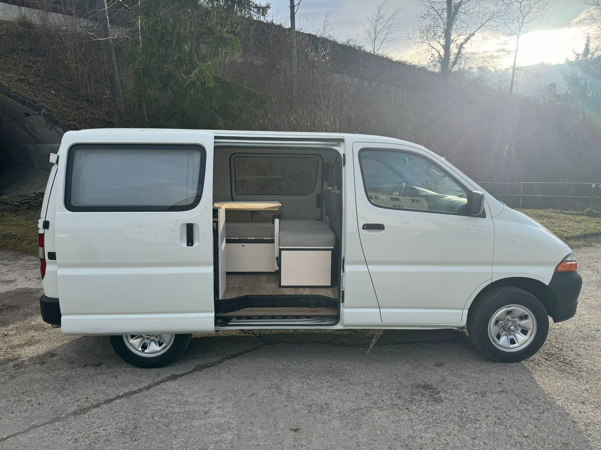 TOYOTA Hiace Saranda Beach