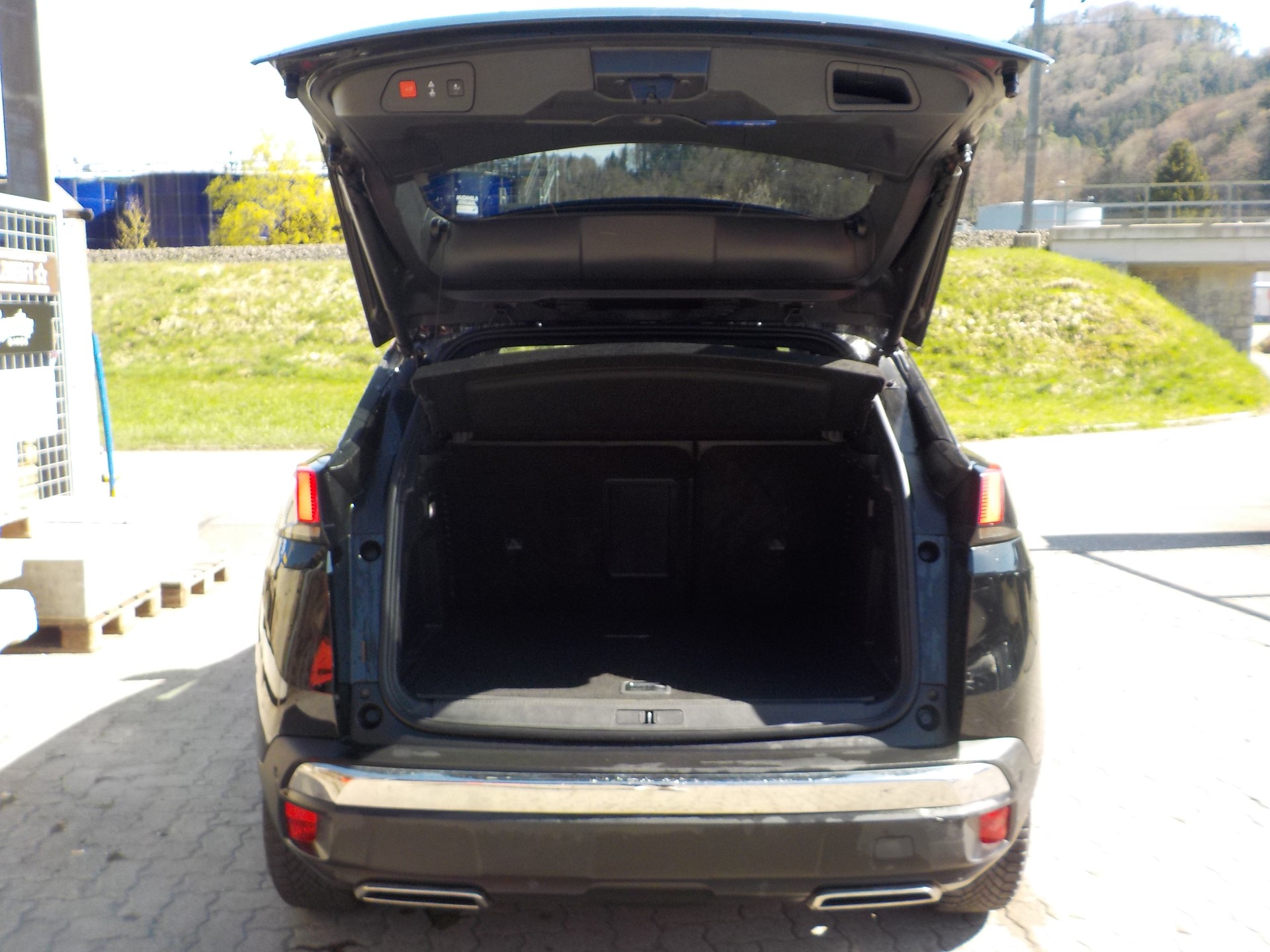 PEUGEOT 3008 300e Hybrid4 GT EAT8-image-4