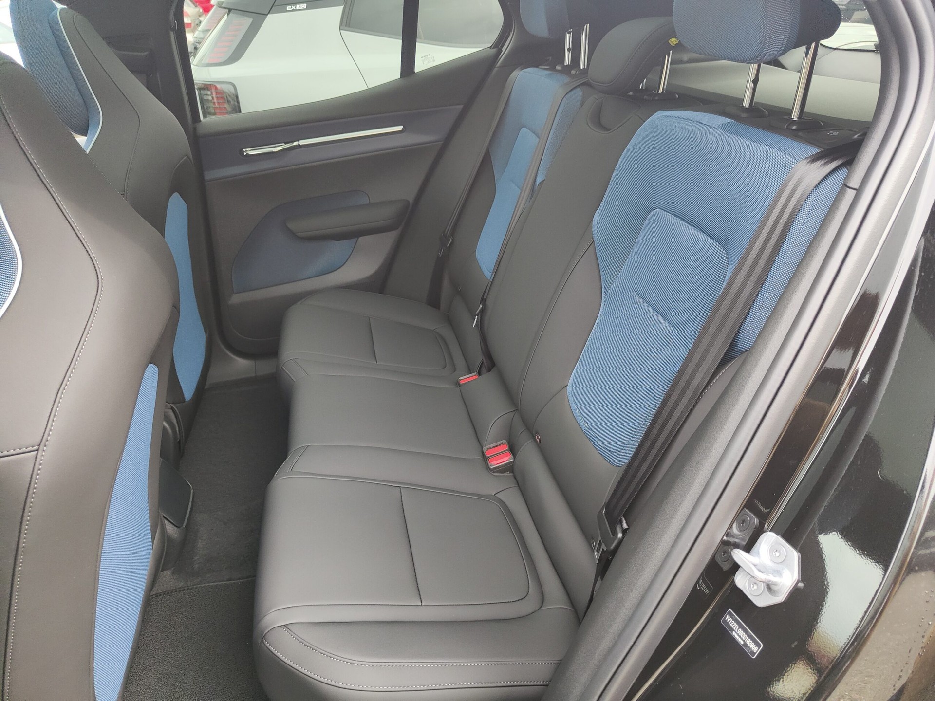 VOLVO EX30 E60 Twin Ultra Performance Sw. Black Ed. AWD-image-13