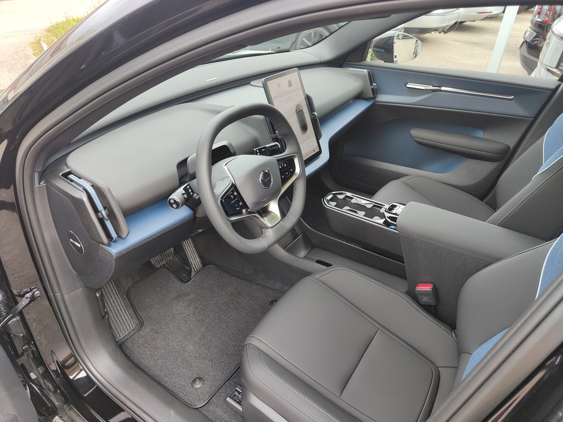 VOLVO EX30 E60 Twin Ultra Performance Sw. Black Ed. AWD-image-6