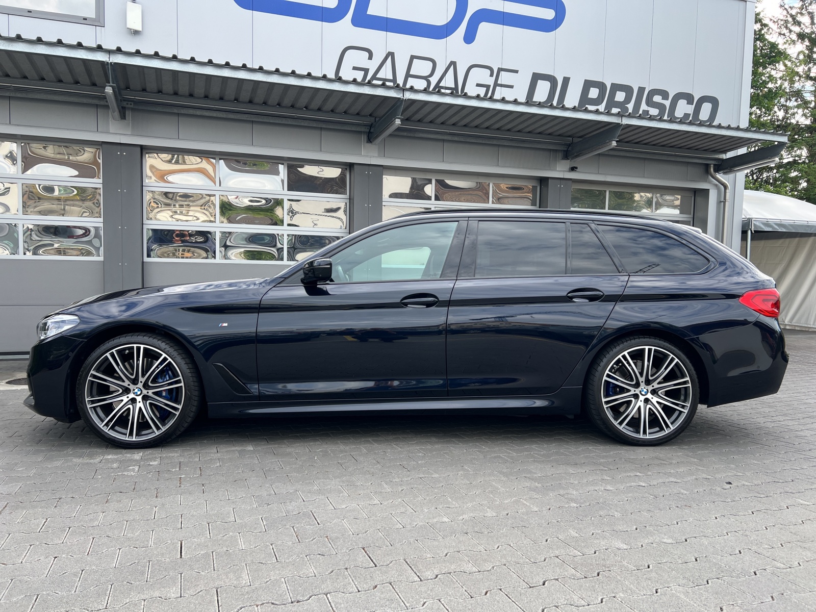 BMW 540i xDrive Touring Steptronic M-Sport-showroom-element-1