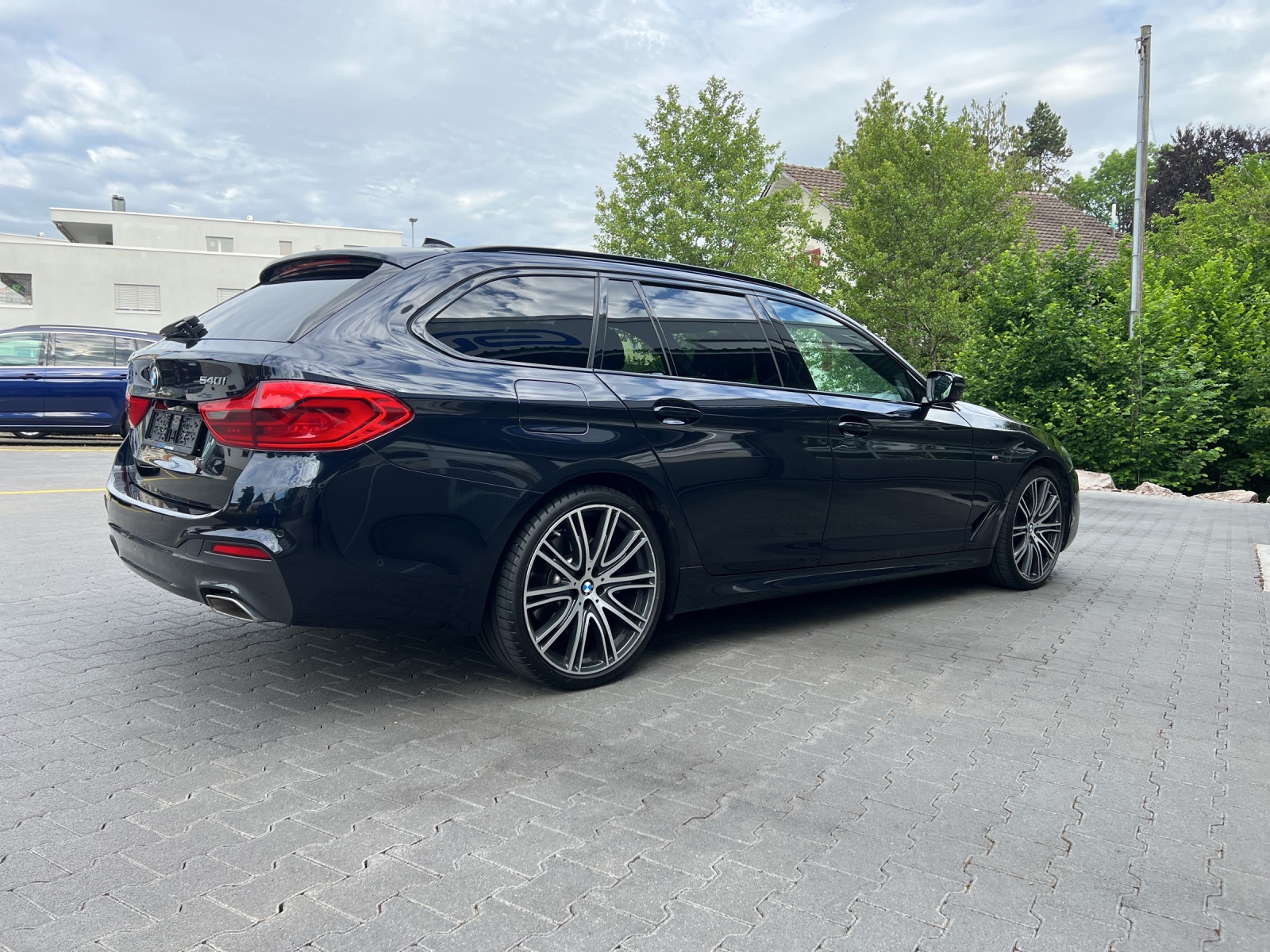 BMW 540i xDrive Touring Steptronic M-Sport-showroom-element-3