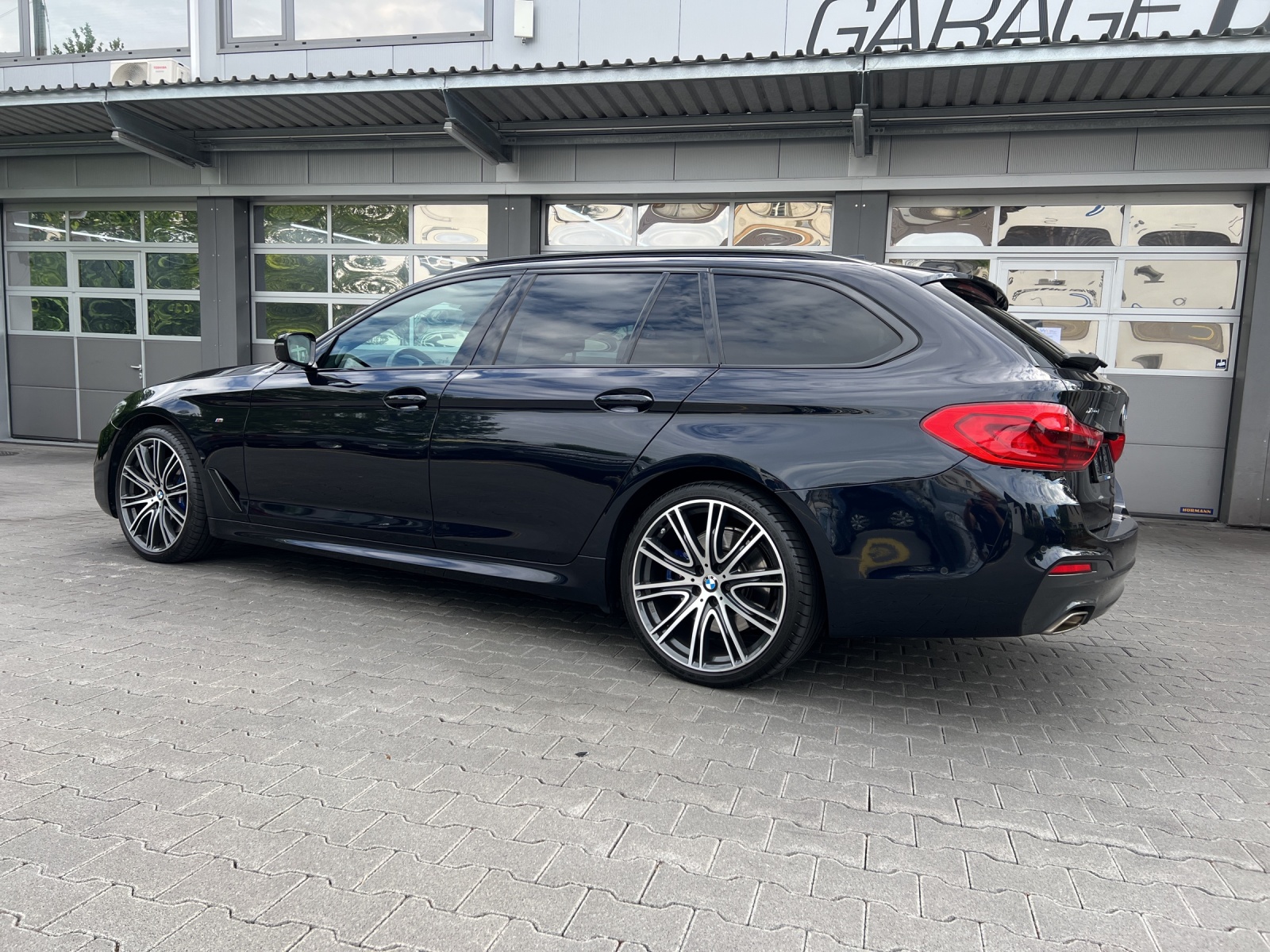 BMW 540i xDrive Touring Steptronic M-Sport-showroom-element-2