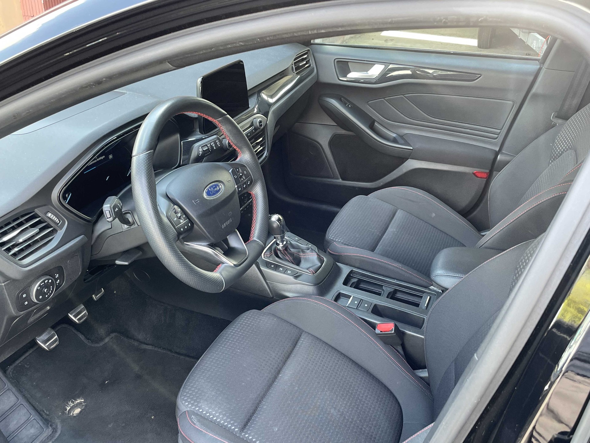 FORD Focus Station Wagon 1.0i EcoB 125PS ST-Line-image-8