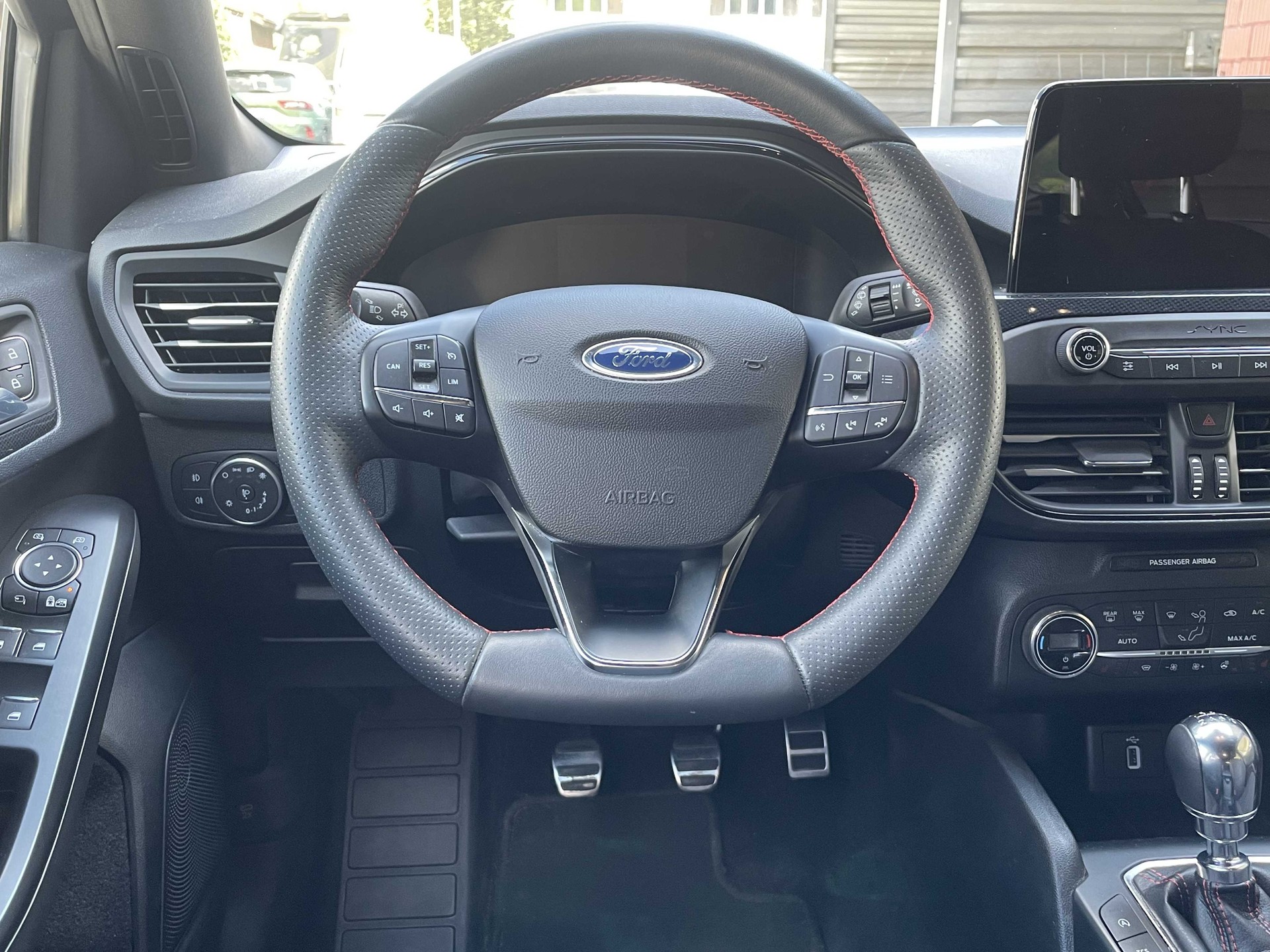 FORD Focus Station Wagon 1.0i EcoB 125PS ST-Line-image-10