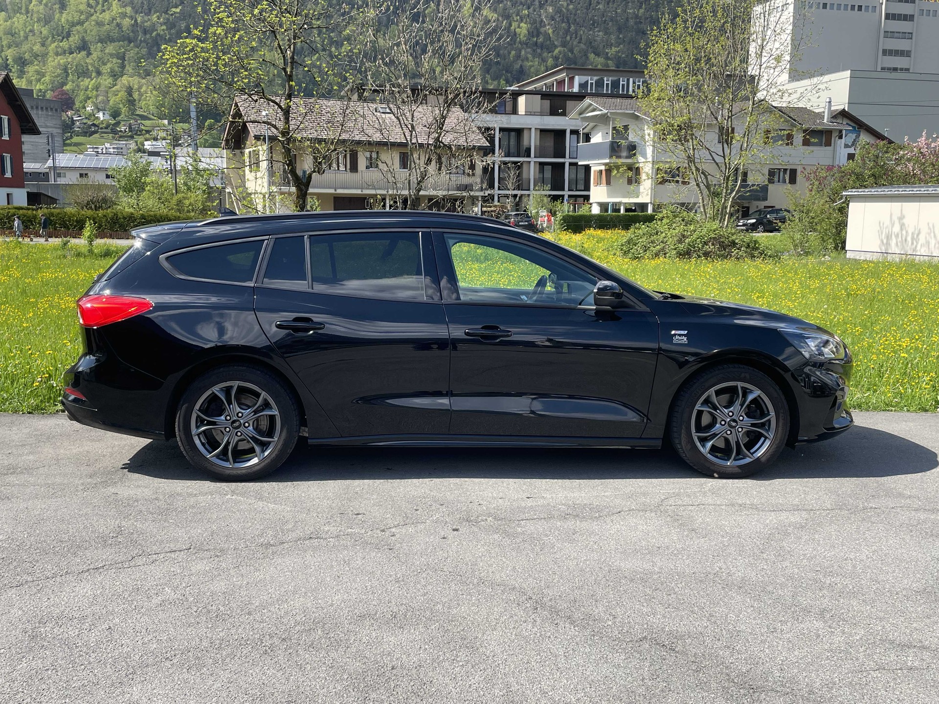 FORD Focus Station Wagon 1.0i EcoB 125PS ST-Line-image-6