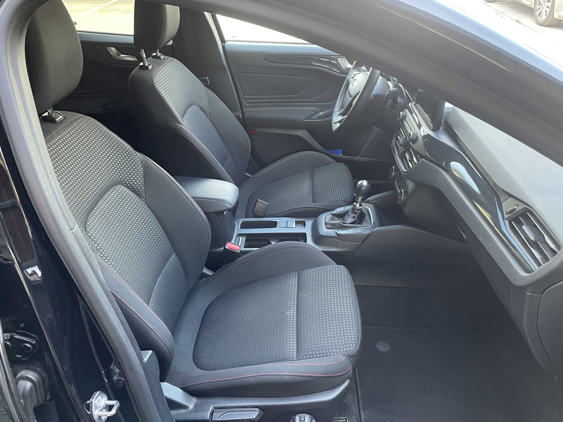FORD Focus Station Wagon 1.0i EcoB 125PS ST-Line-image-12