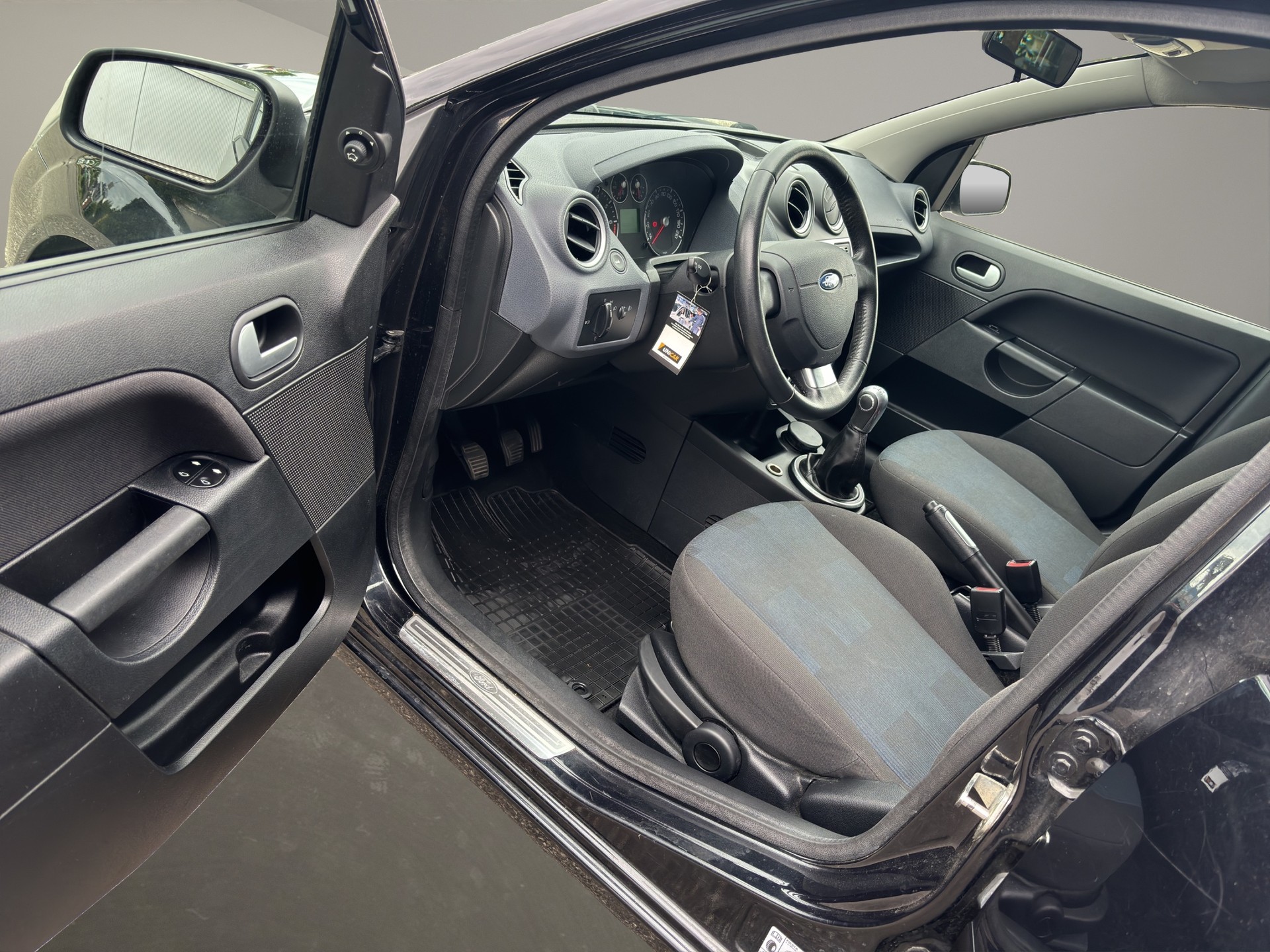 FORD Fiesta 1.4 16V Ambiente-image-14