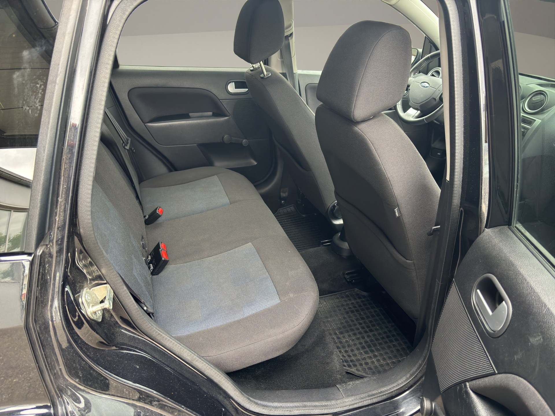 FORD Fiesta 1.4 16V Ambiente-image-15