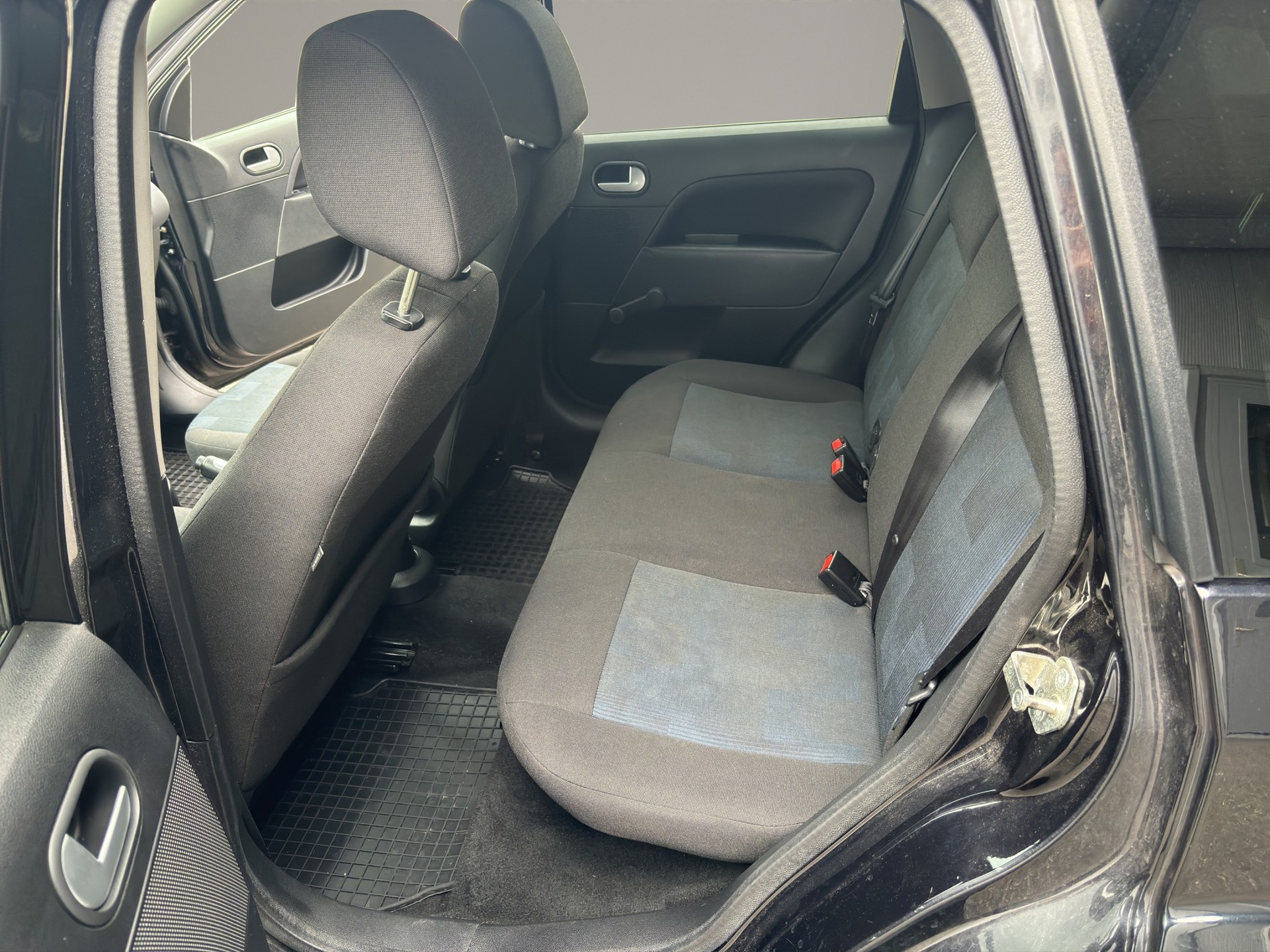 FORD Fiesta 1.4 16V Ambiente-image-10