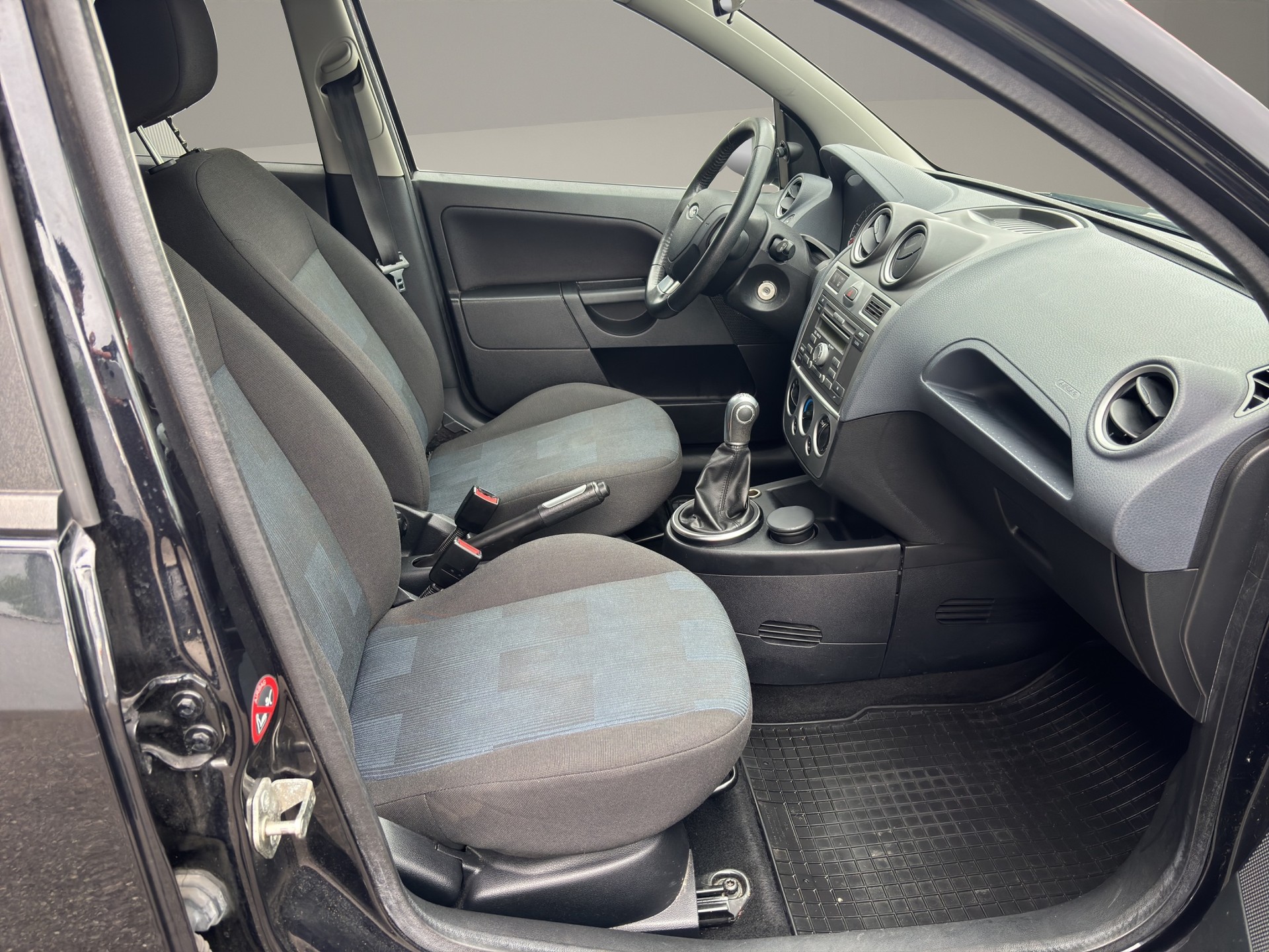 FORD Fiesta 1.4 16V Ambiente-image-13