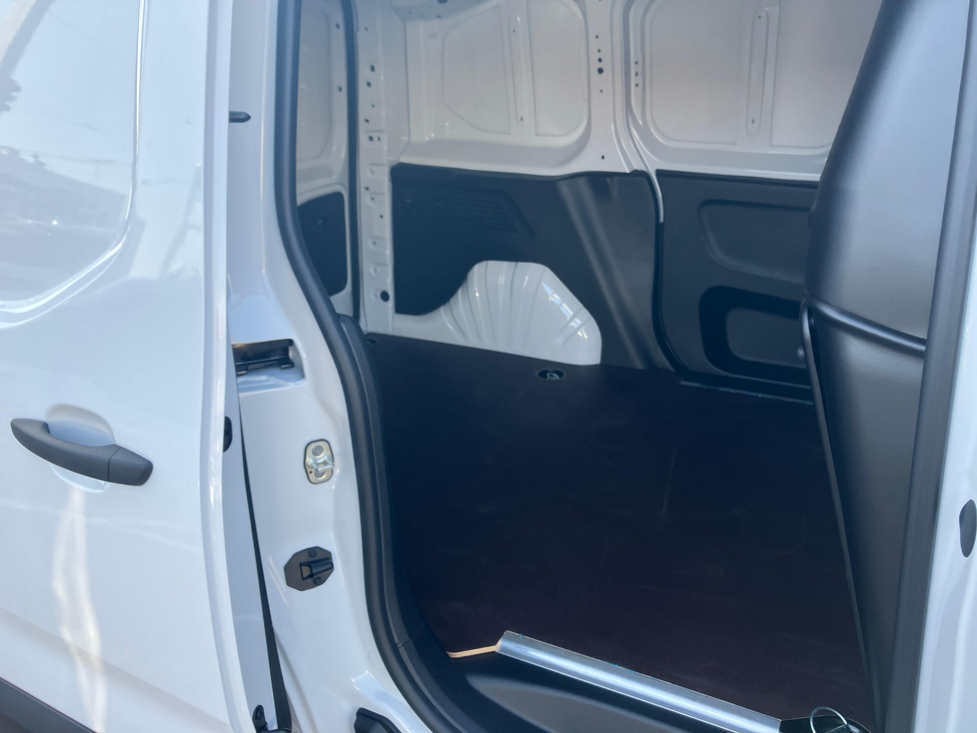 OPEL Combo-e Cargo 2.4 t Electric-image-16