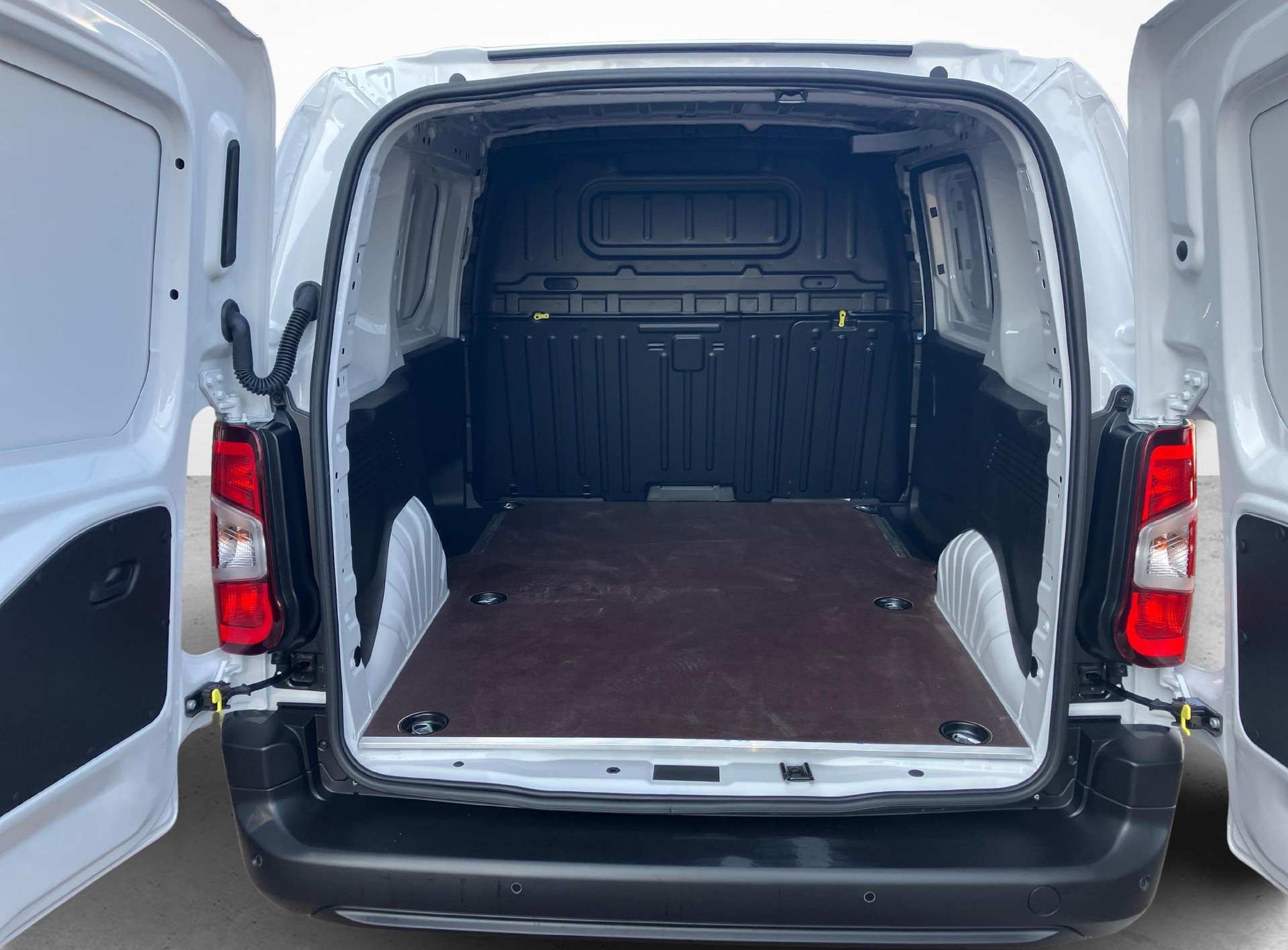 OPEL Combo-e Cargo 2.4 t Electric-image-19