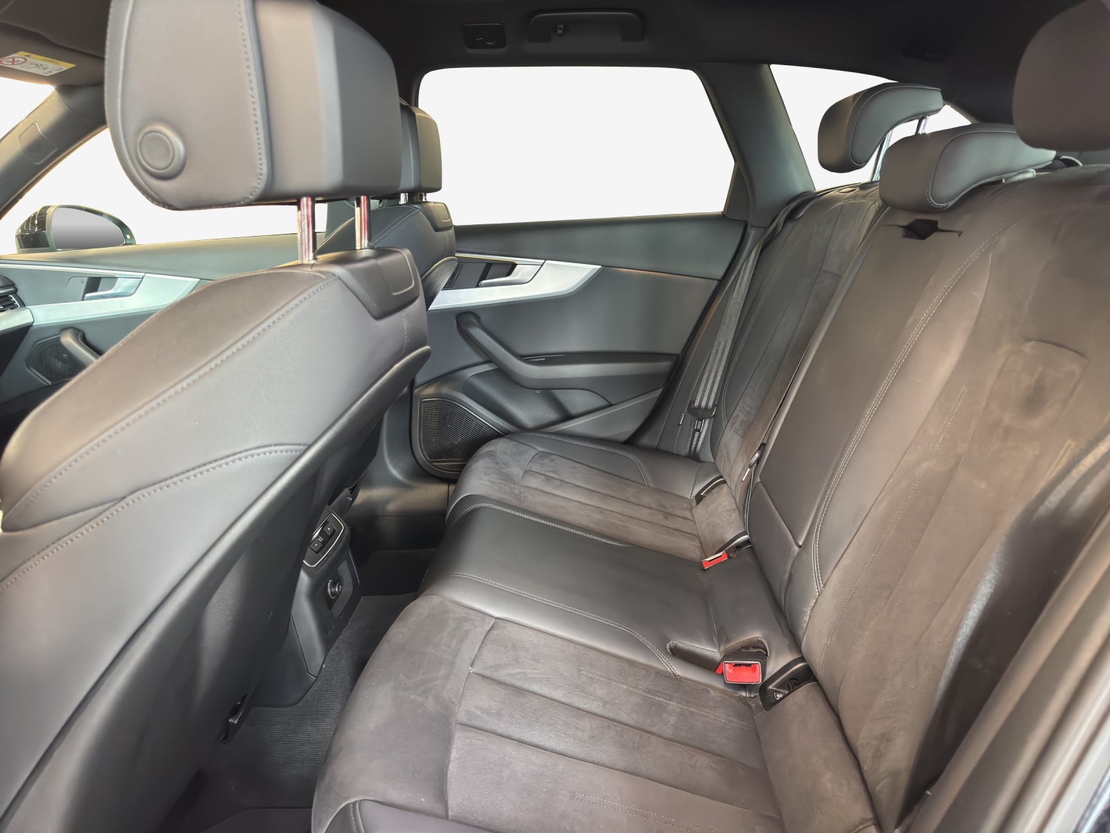 AUDI A4 Avant 40 TDI S line quattro S-tronic-image-11