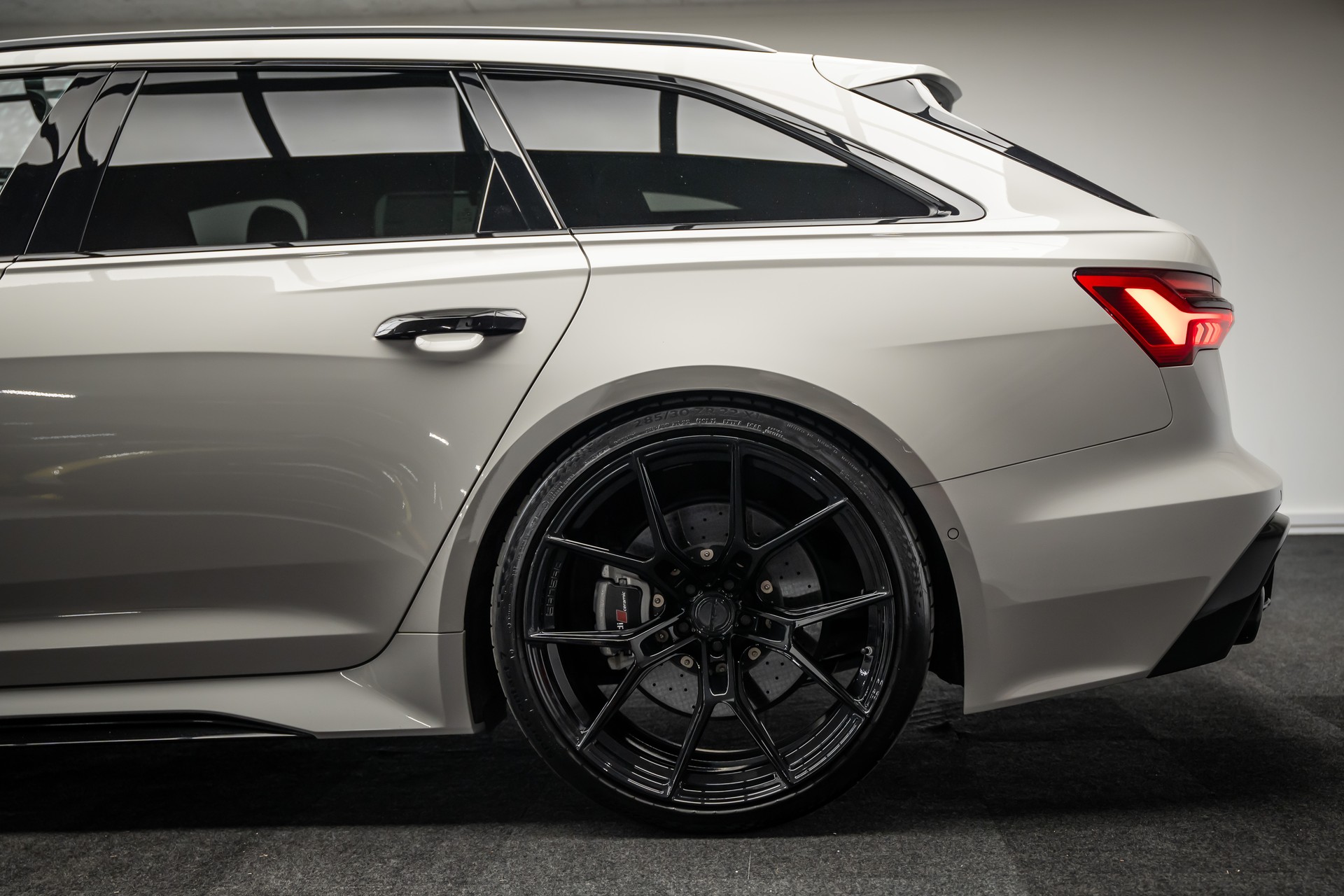 AUDI * RS6 AVANT * INDIVIDUALLACKIERUNG PORSCHE KREIDE * V-MAX 305 KM/H * LEASING AB 754.- *-showroom-element-2