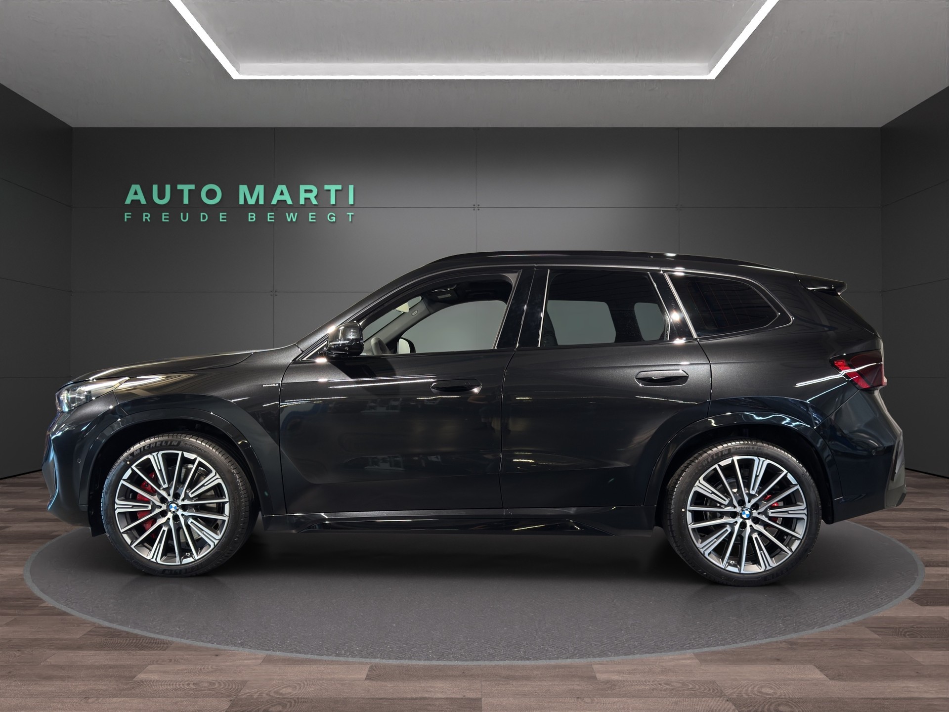 BMW X1 23i xDrive-showroom-element-1