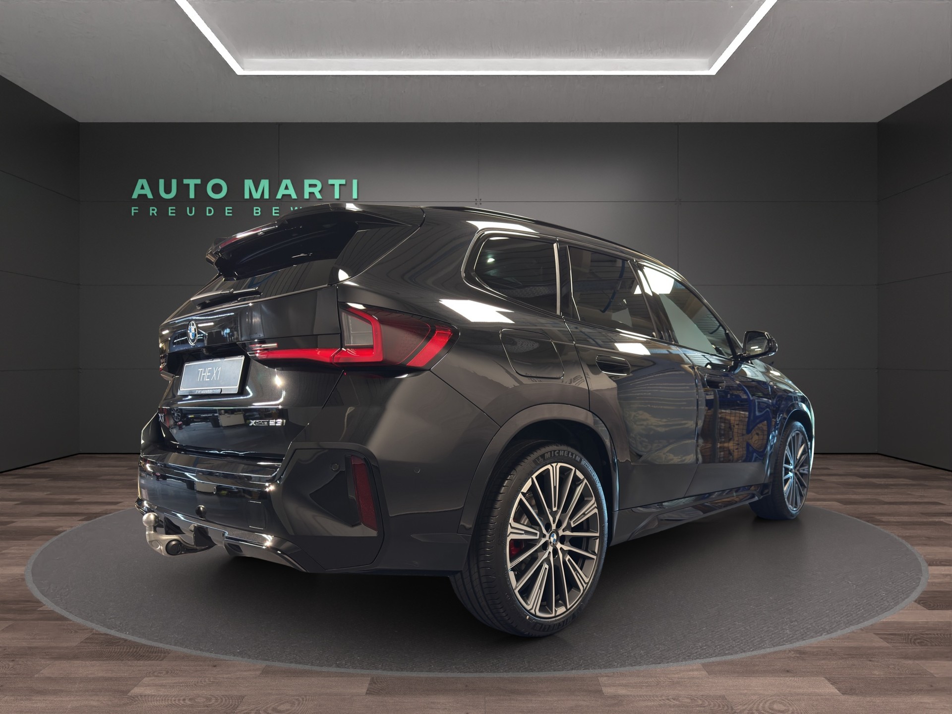 BMW X1 23i xDrive-showroom-element-3