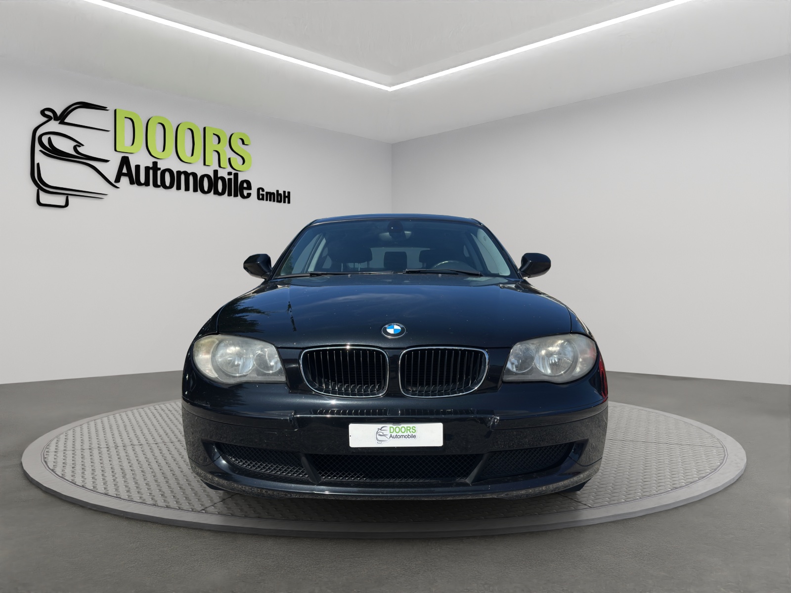 BMW 116i-showroom-element-1