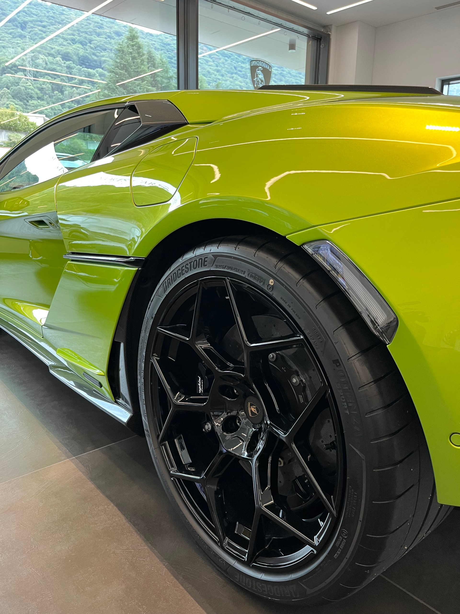 LAMBORGHINI Temerario Coupè MY26 Allegerita Package Carbon Fiber Shiny Lamborghini Lugano-showroom-element-3