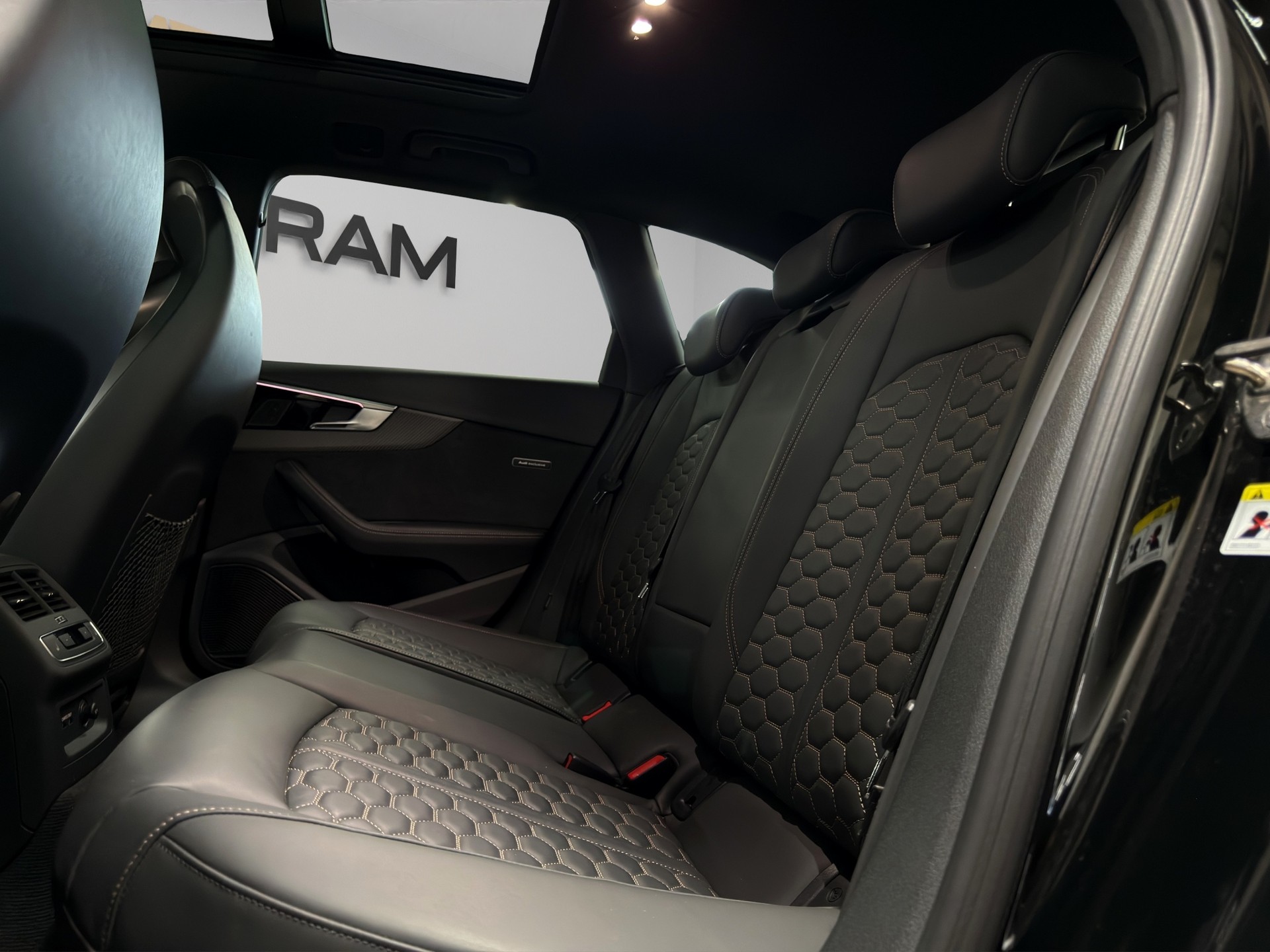 AUDI RS4 Avant quattro tiptronic-image-28