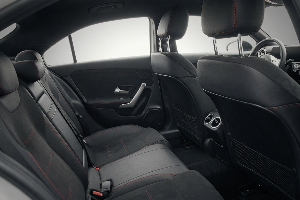 MERCEDES-BENZ A 220 d AMG Line 8G-DCT-image-11