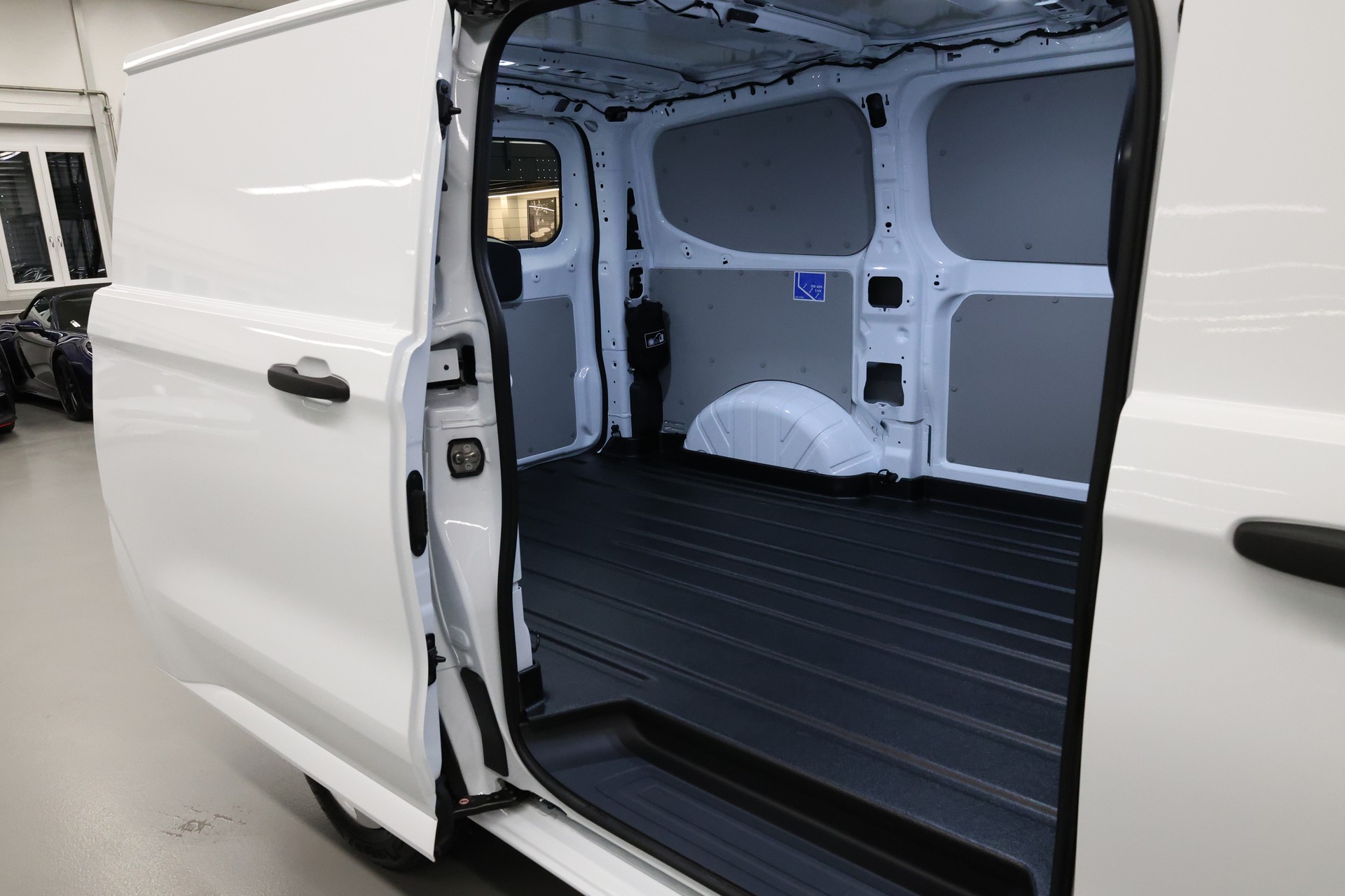 FORD Transit Custom Van 320 L1 2.0 EcoBlue 136 Trend 4x4-image-12