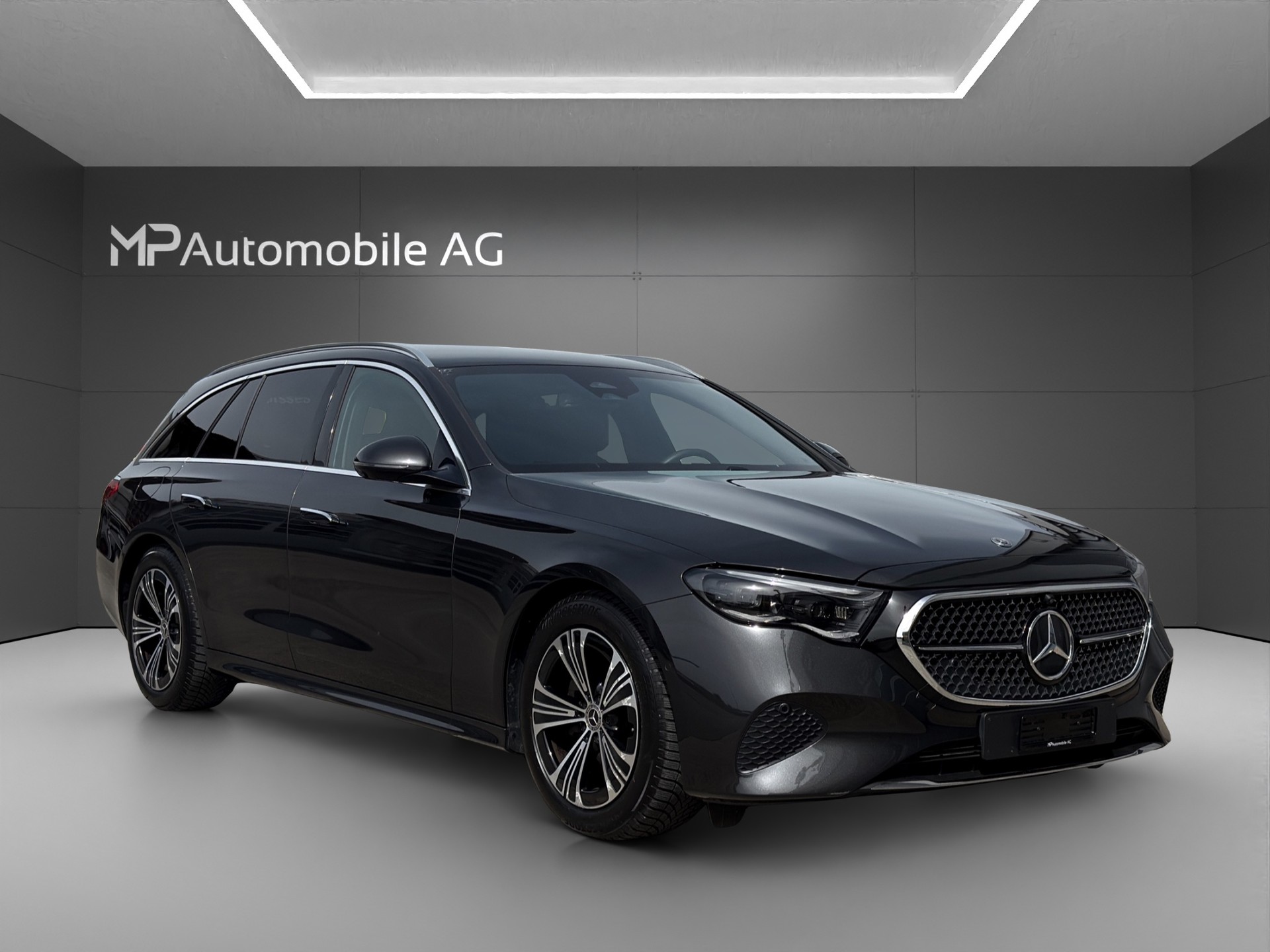 MERCEDES-BENZ E 220 d T 4Matic 9G-Tronic-showroom-element-1