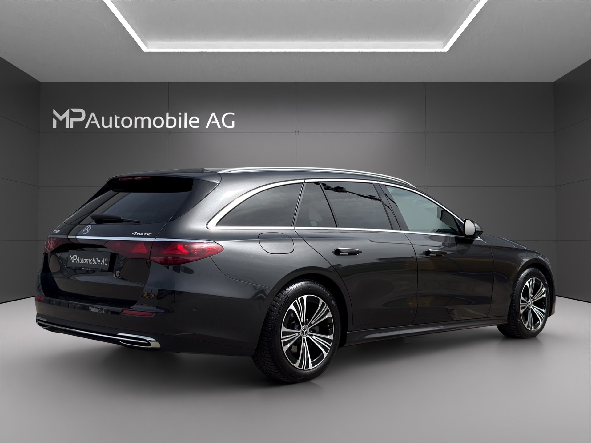 MERCEDES-BENZ E 220 d T 4Matic 9G-Tronic-showroom-element-2
