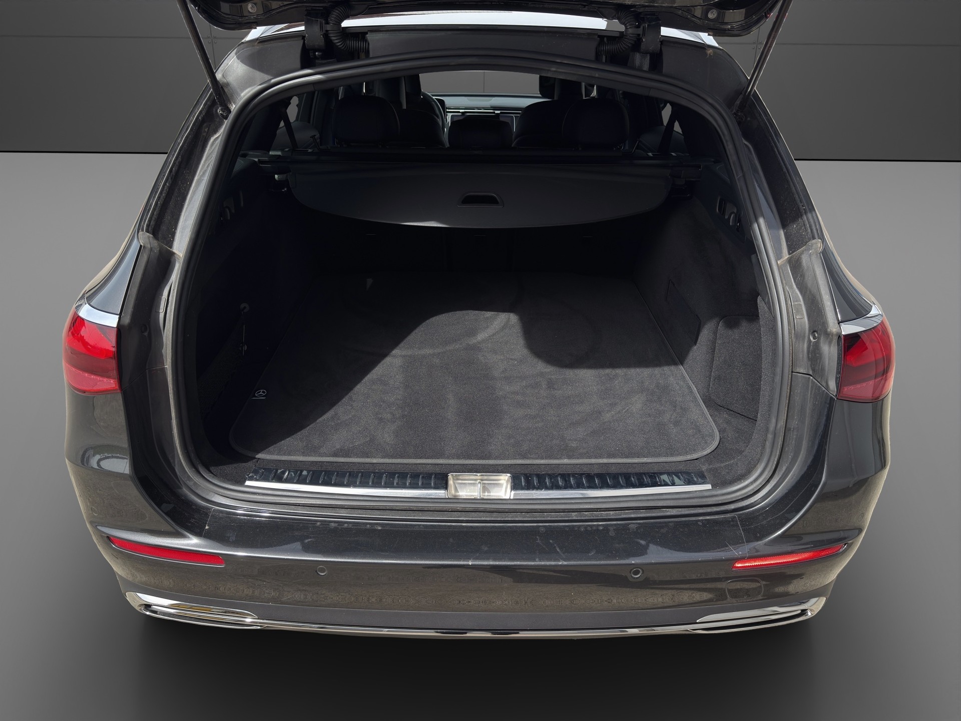 MERCEDES-BENZ E 220 d T 4Matic 9G-Tronic-showroom-element-3
