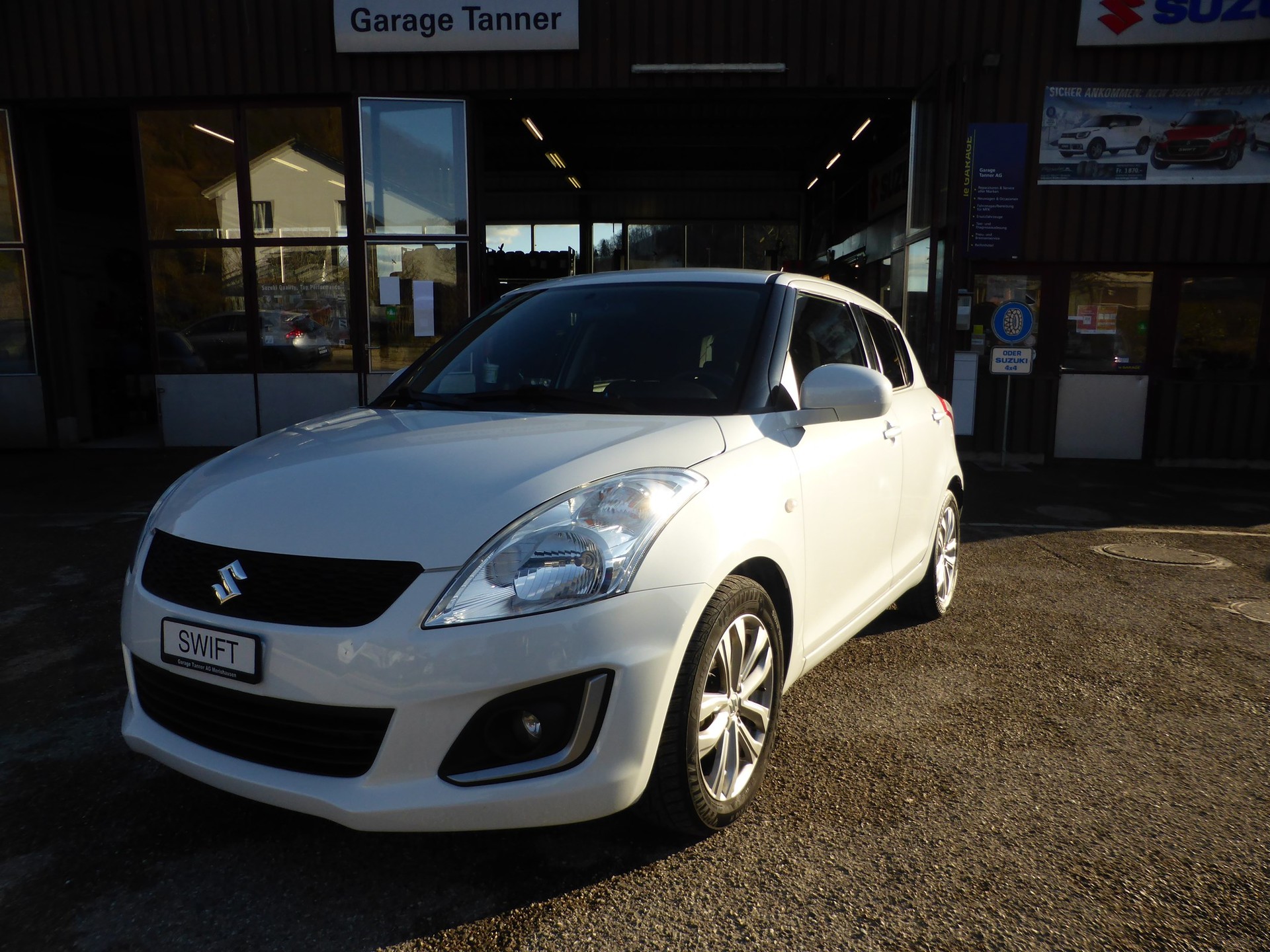 SUZUKI Swift 1.2i 16V Compact Top Automatic-image-1
