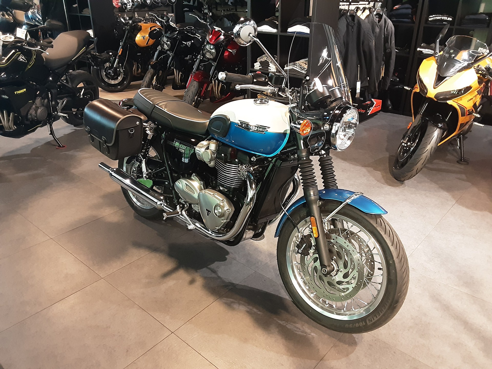 TRIUMPH Bonneville T120-image-2