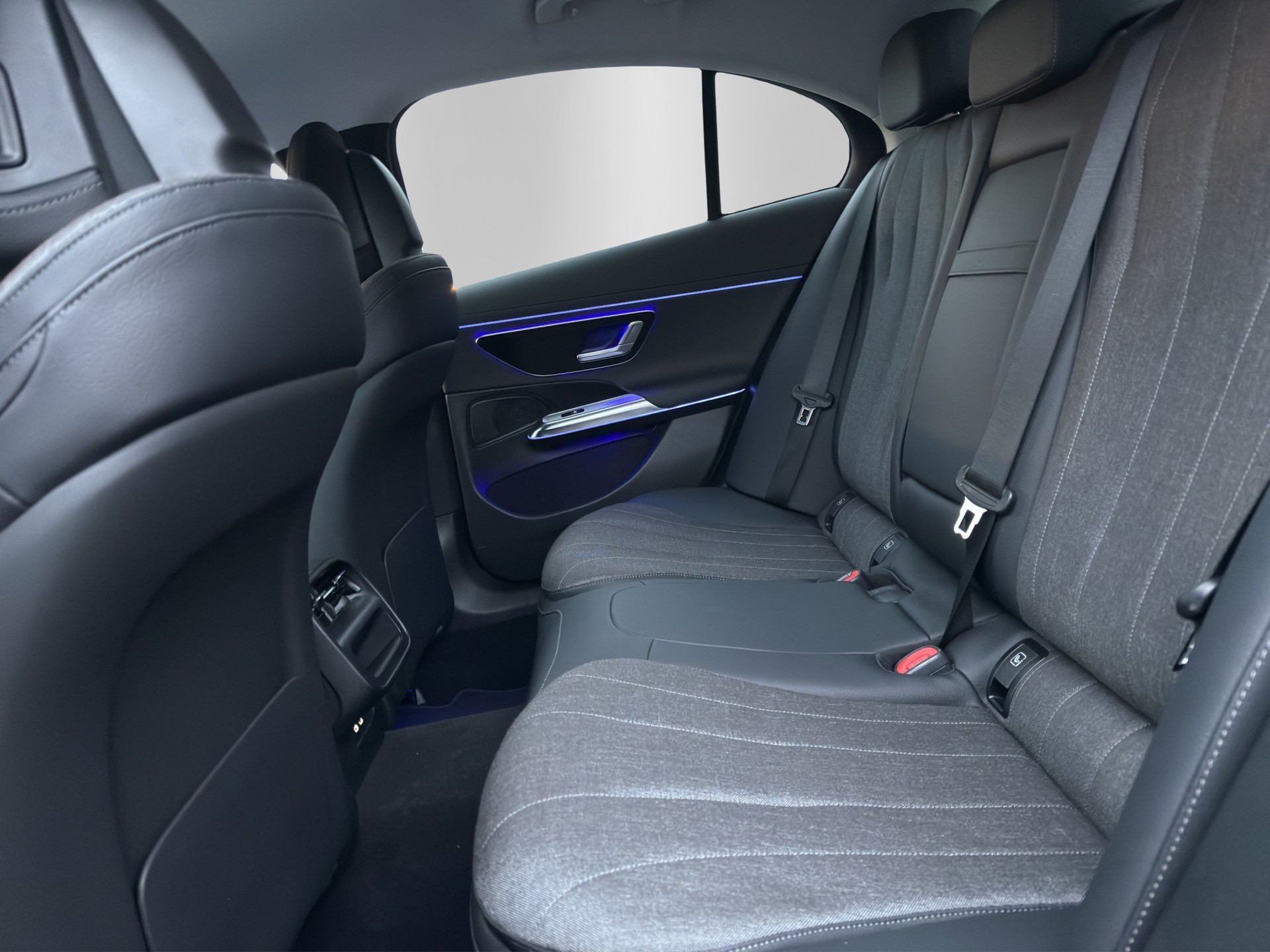 MERCEDES-BENZ E 300 de 4Matic 9G-Tronic-image-13
