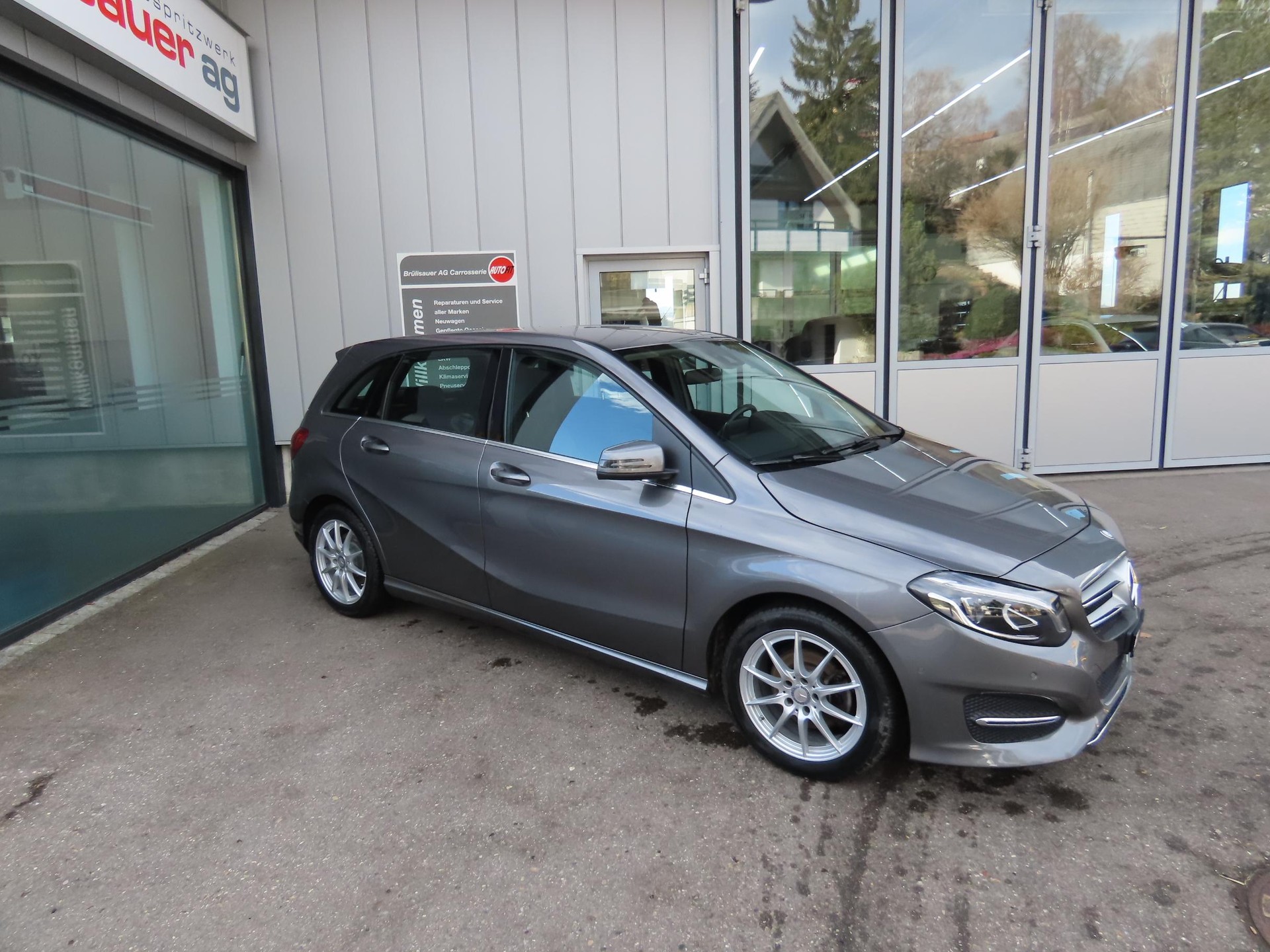 MERCEDES-BENZ B 220 d Swiss Star 4m-showroom-element-2