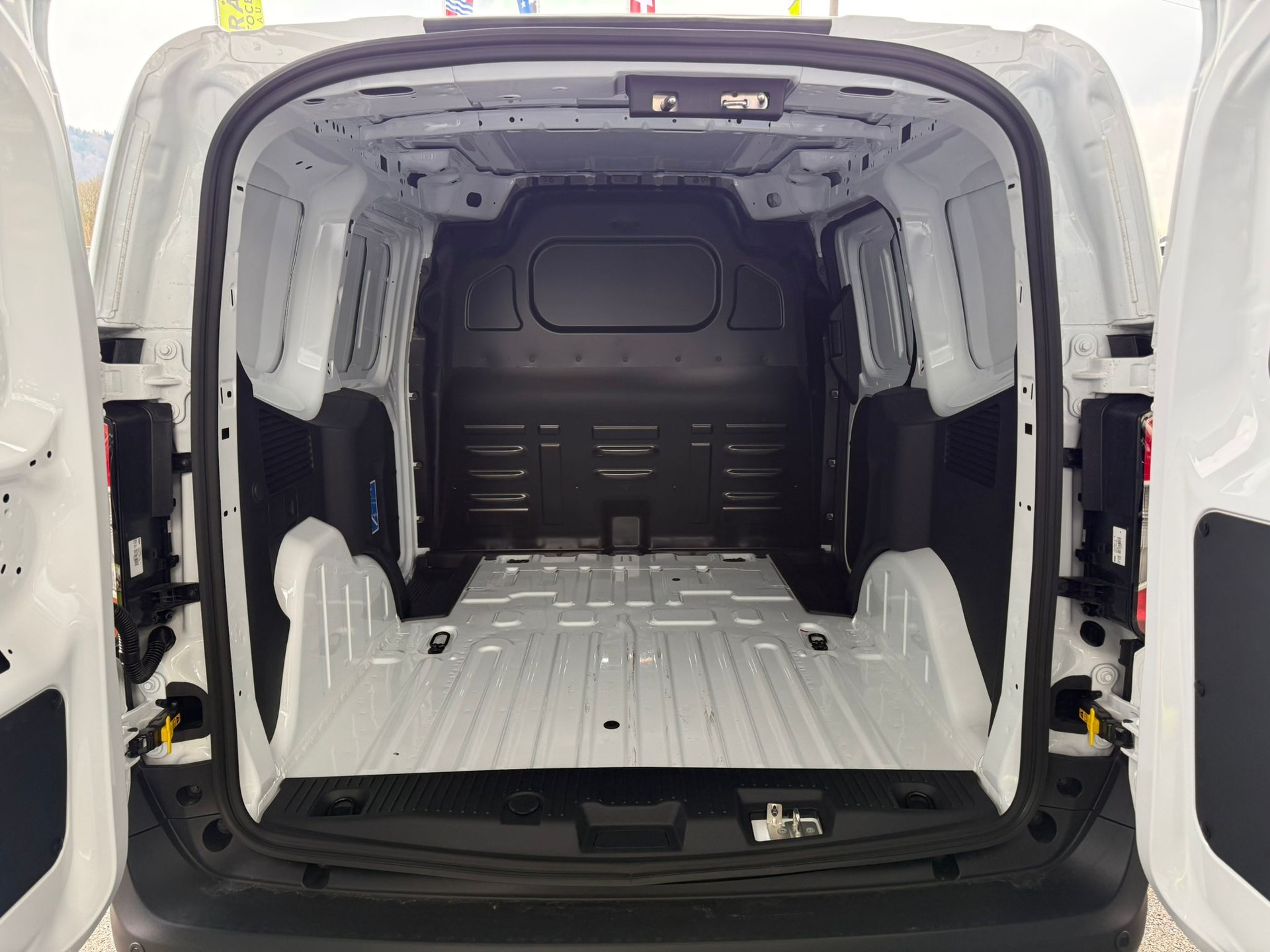 FORD E-Transit Courier Van Trend 43,5kWh-image-8