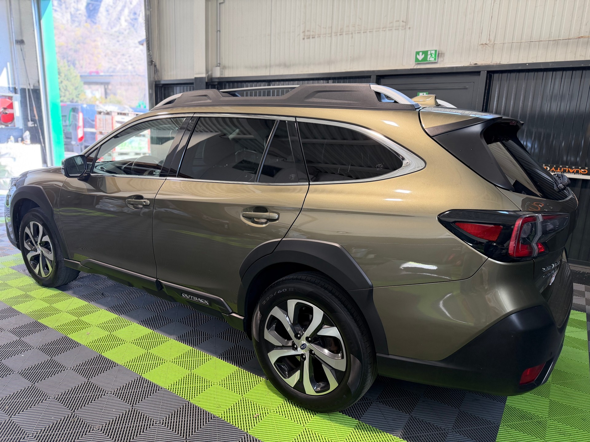 SUBARU Outback 2.5i Luxury AWD Lineartronic-image-3