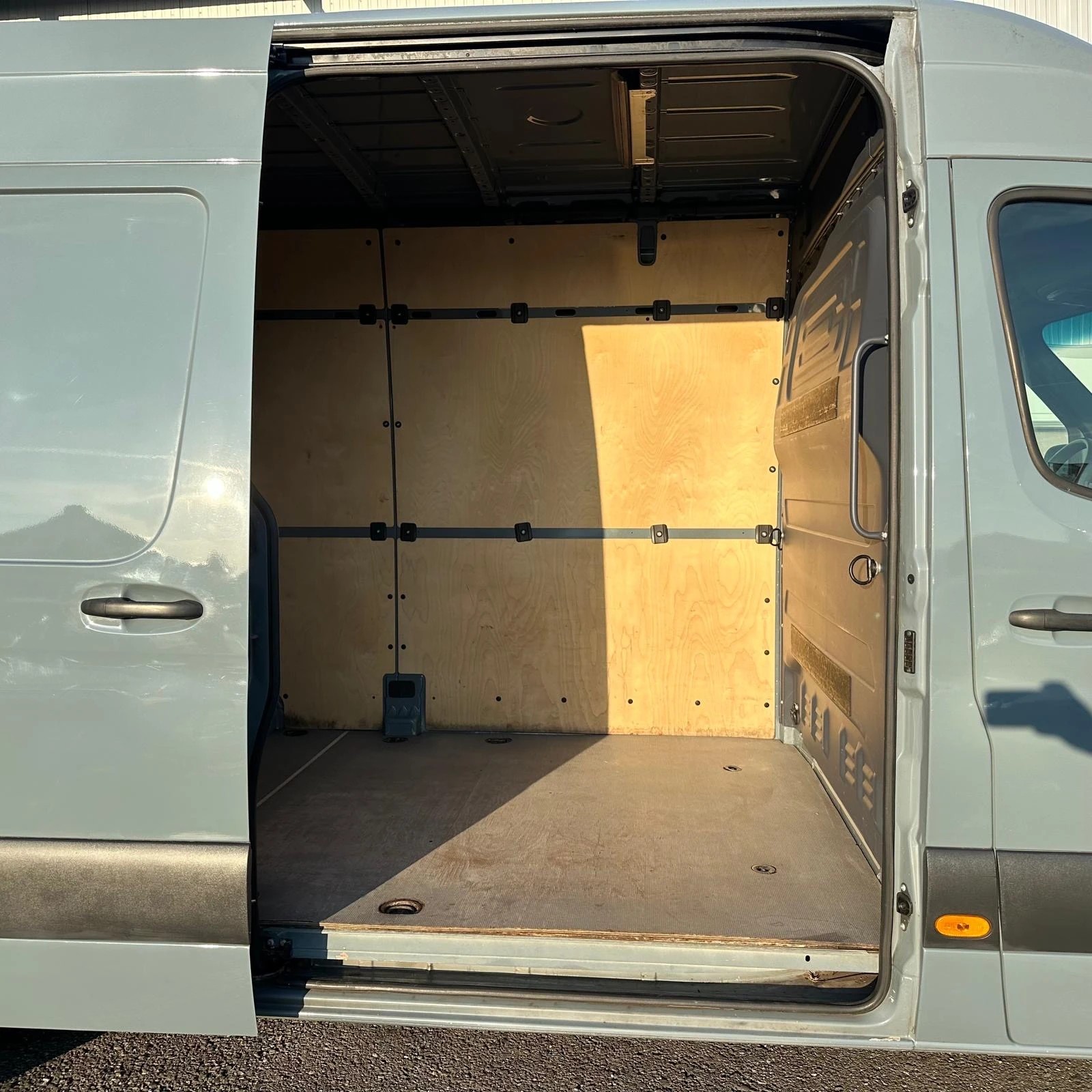 MERCEDES-BENZ Sprinter 214 CDI Standard 9G-TRONIC FWD-image-28