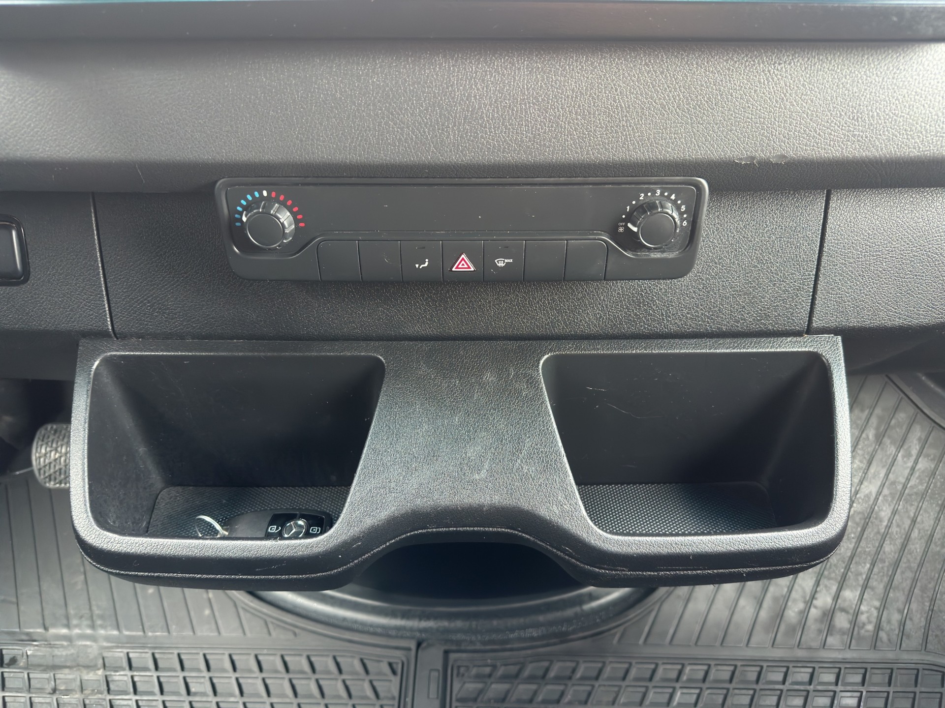 MERCEDES-BENZ Sprinter 214 CDI Standard 9G-TRONIC FWD-image-15