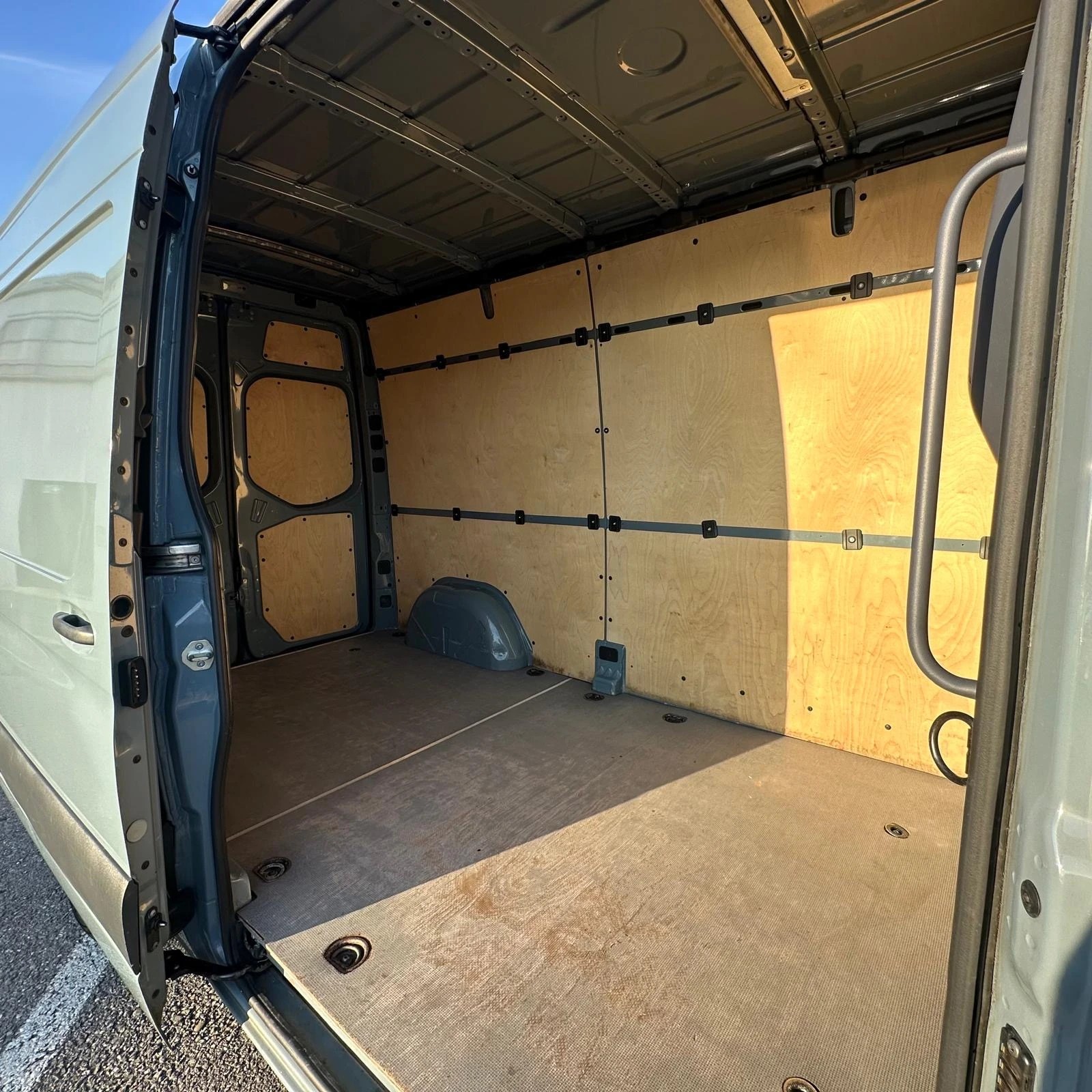 MERCEDES-BENZ Sprinter 214 CDI Standard 9G-TRONIC FWD-image-27