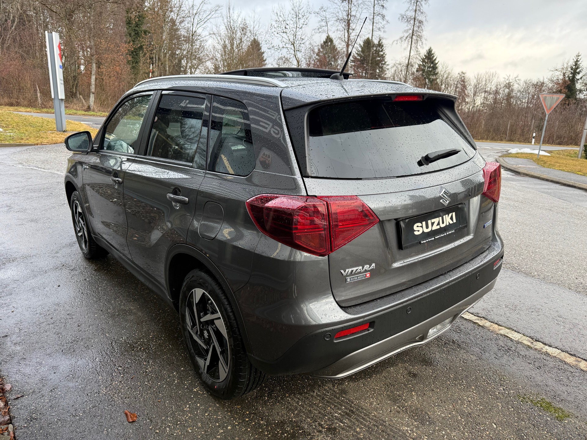 SUZUKI Vitara 1.4 Boosterjet Sakura Top 4x4 Hybrid Automatic-image-3