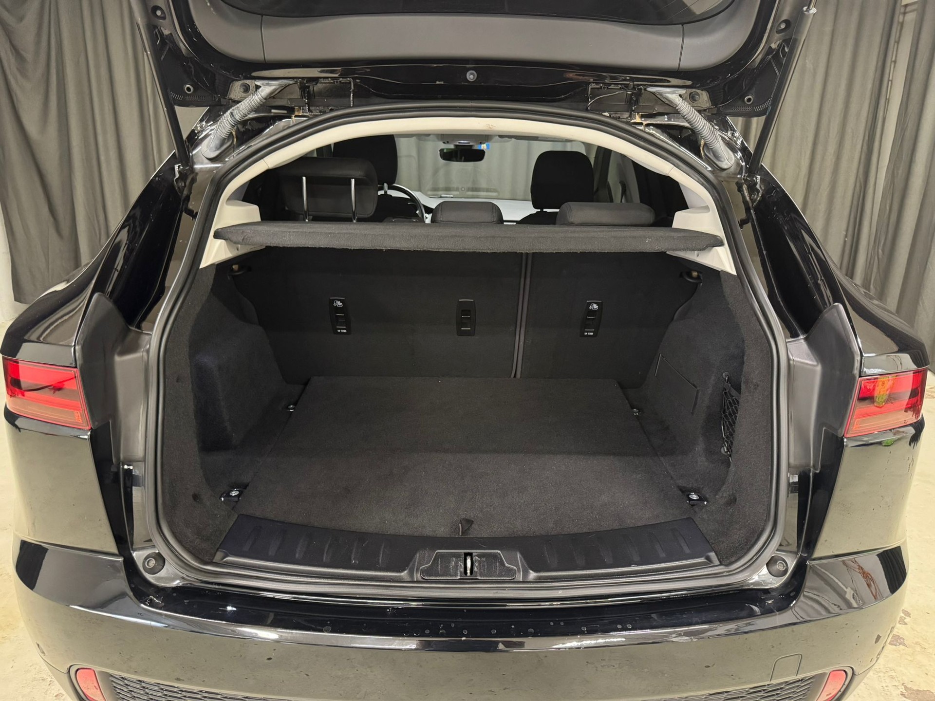 JAGUAR E-Pace 2.0d D150 S AWD Automatik-image-10