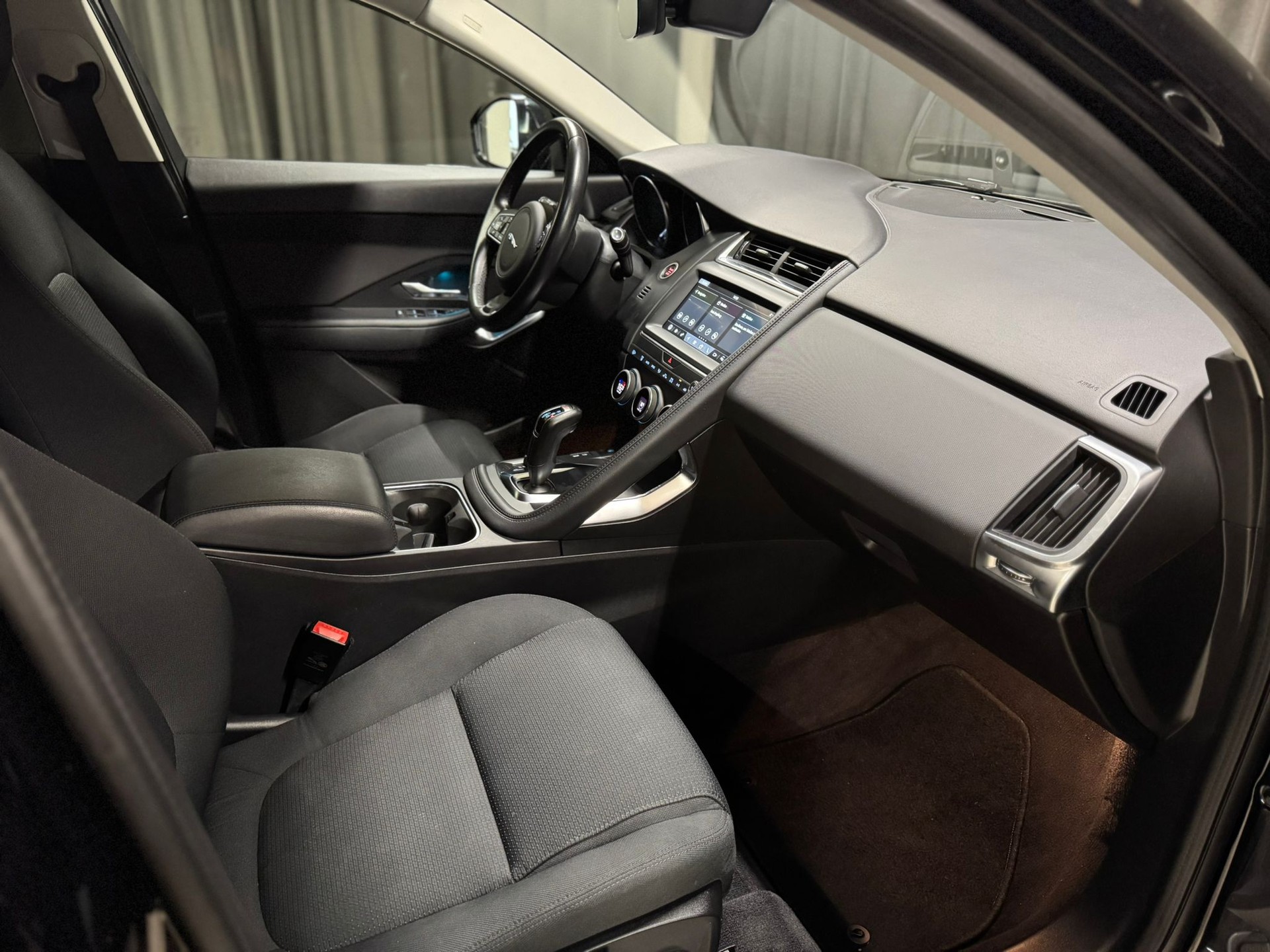 JAGUAR E-Pace 2.0d D150 S AWD Automatik-image-8