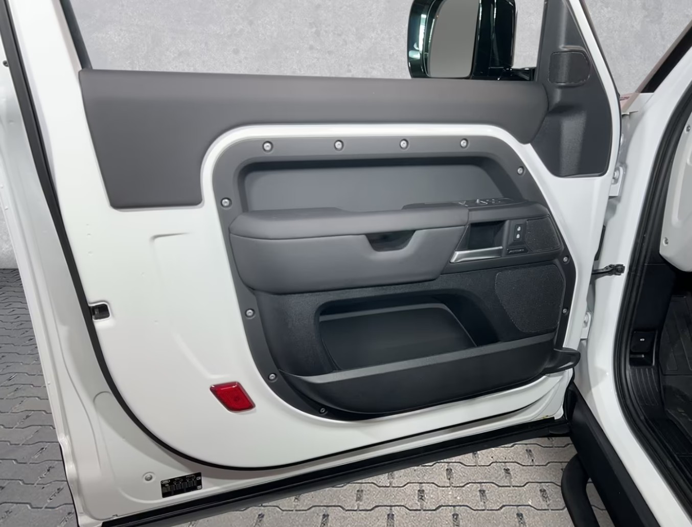 LAND ROVER Defender 90 3.0D I6 250 X-Dynamic SE AT8-image-13