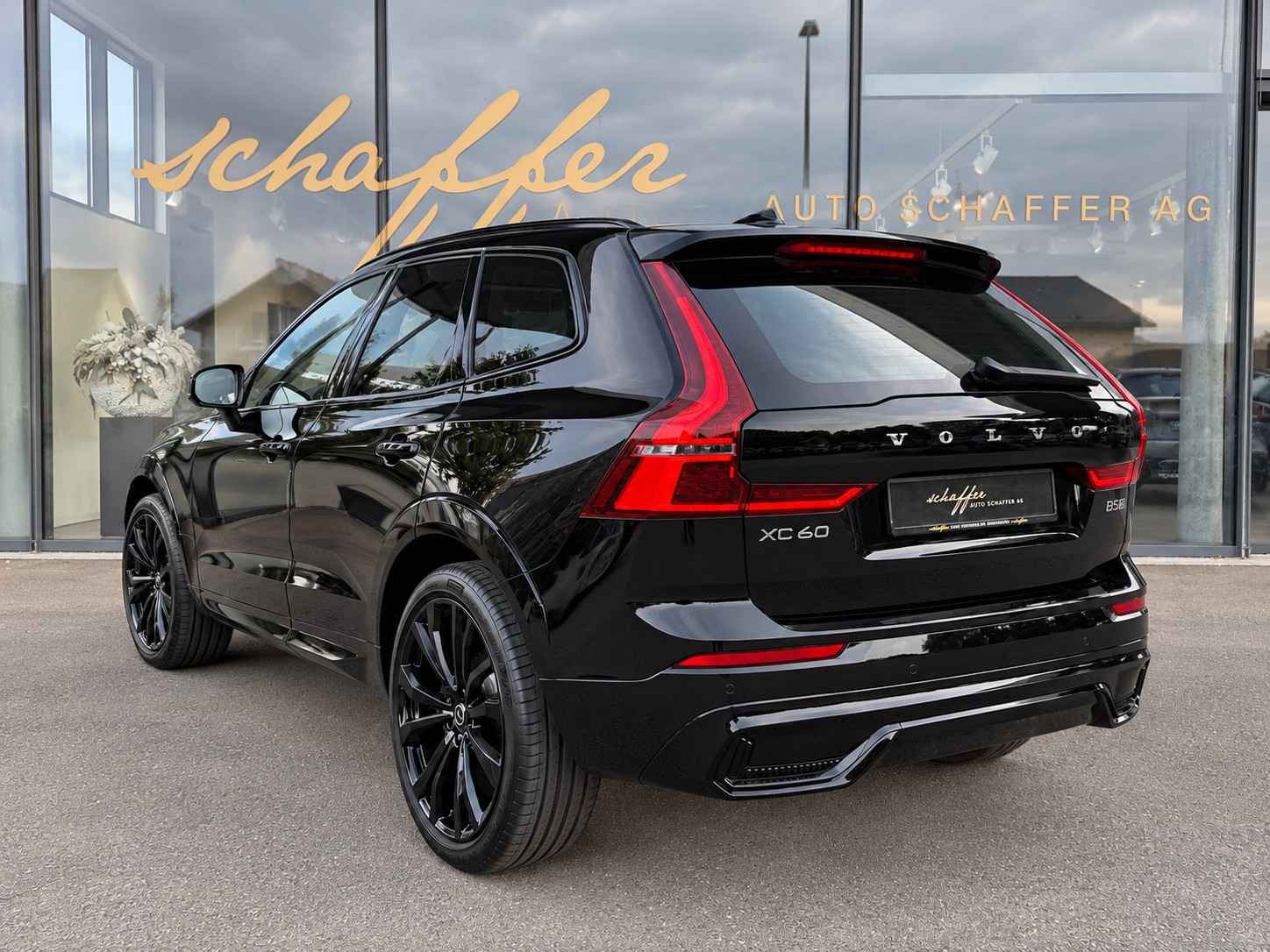 VOLVO XC60 B5 Benzin Mild Hybrid AWD Plus Dark **Bowers & Wilkins Soundsystem**-image-6