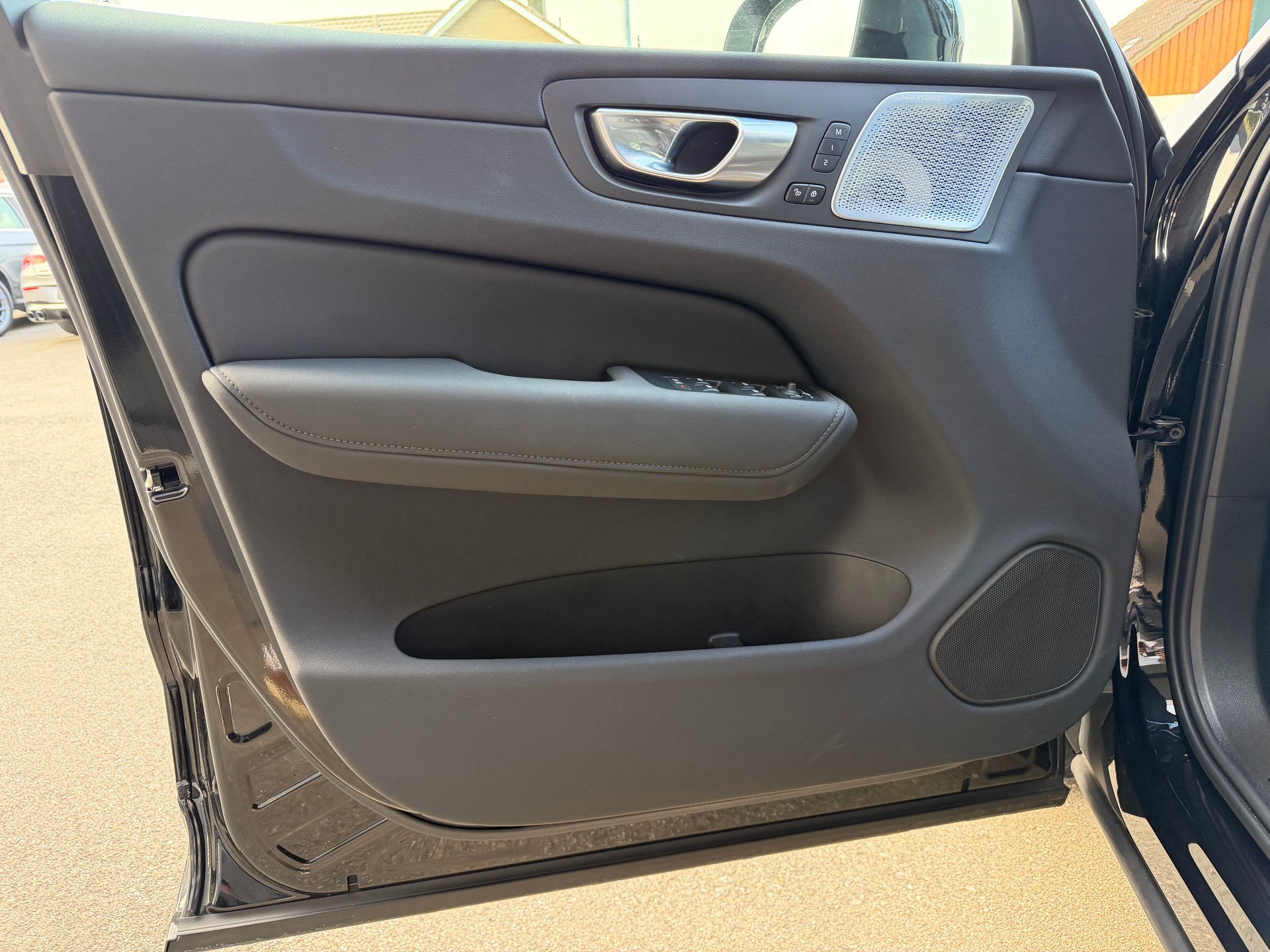 VOLVO XC60 B5 Benzin Mild Hybrid AWD Plus Dark **Bowers & Wilkins Soundsystem**-image-10