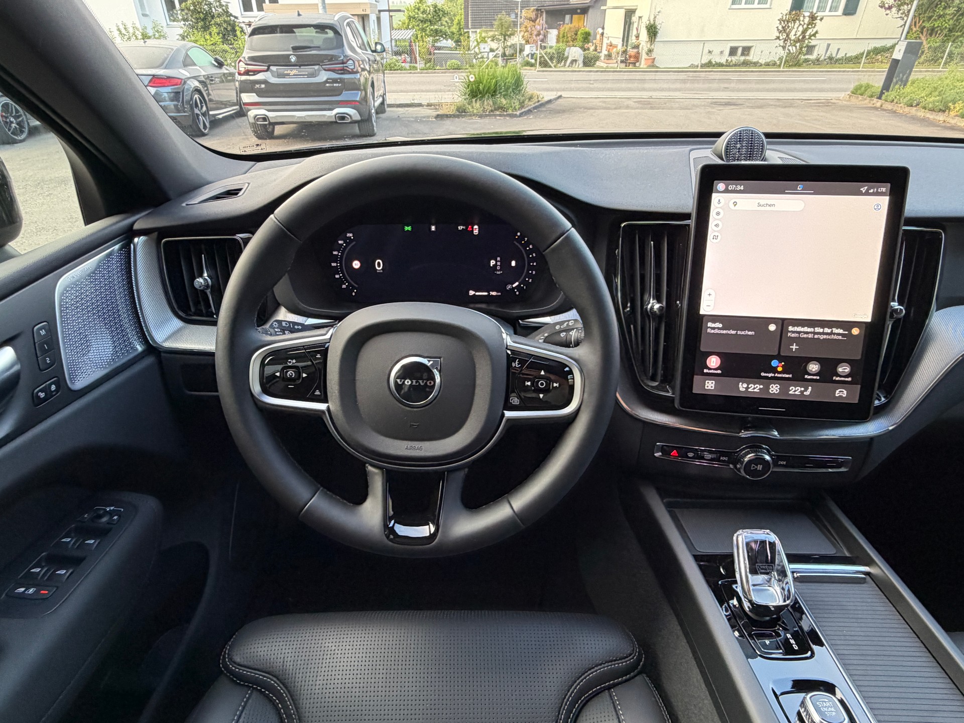 VOLVO XC60 B5 Benzin Mild Hybrid AWD Plus Dark **Bowers & Wilkins Soundsystem**-image-13