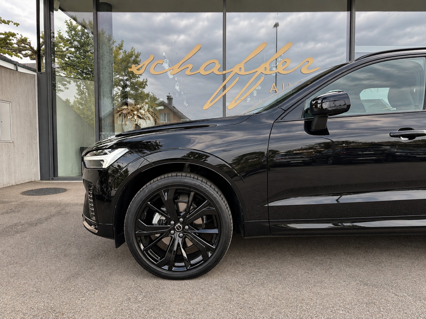 VOLVO XC60 B5 Benzin Mild Hybrid AWD Plus Dark **Bowers & Wilkins Soundsystem**-image-4