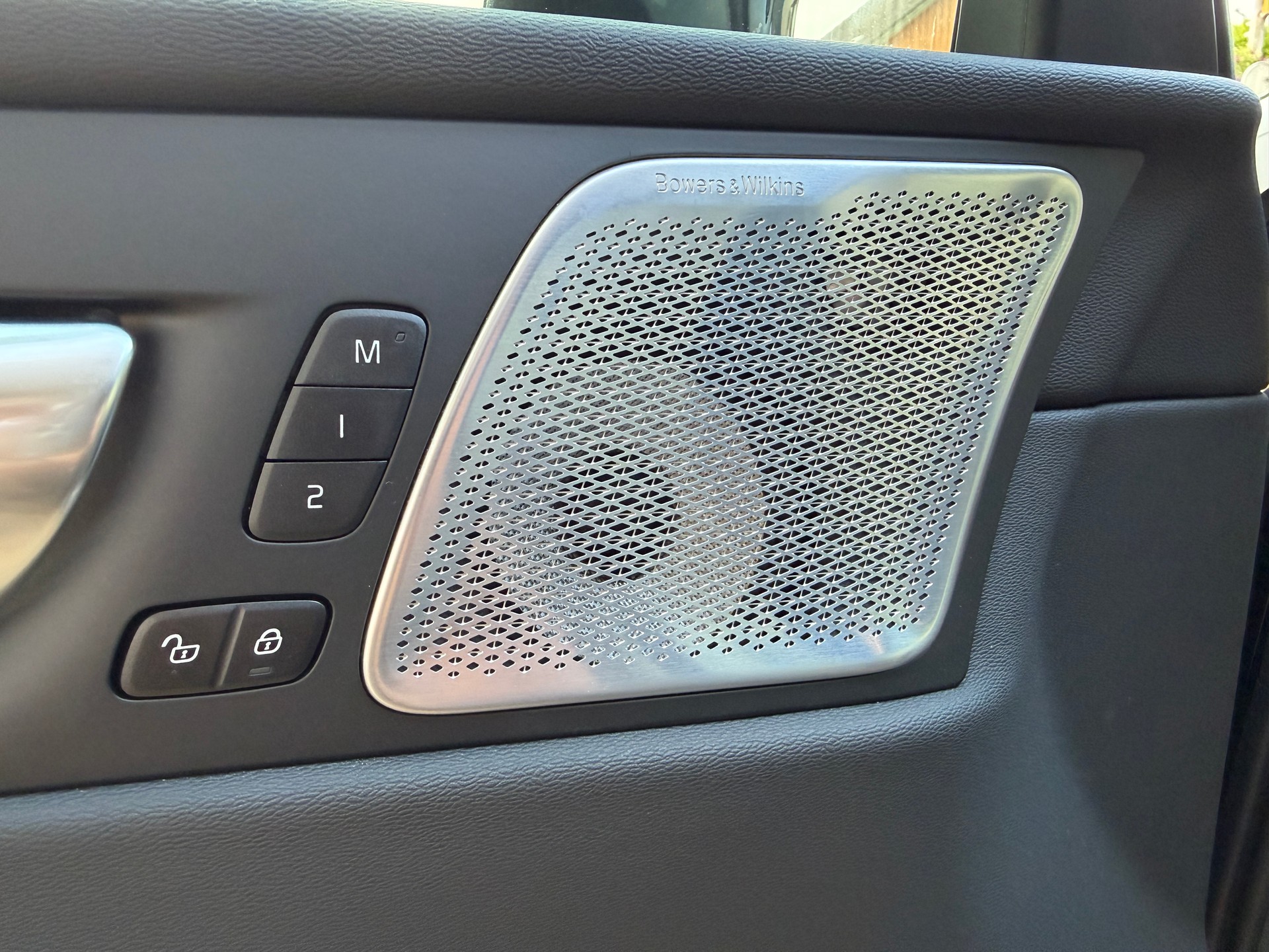 VOLVO XC60 B5 Benzin Mild Hybrid AWD Plus Dark **Bowers & Wilkins Soundsystem**-image-11